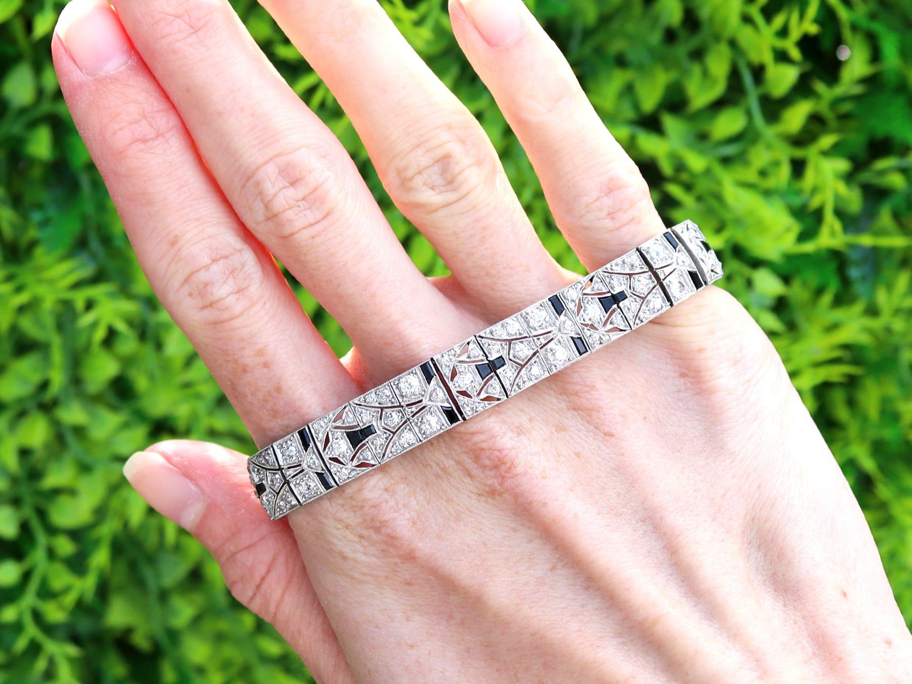 Un superbe, fin et impressionnant bracelet ancien en onyx de 1,60 carat, diamant de 3,67 carats et platine de style Art déco ; faisant partie de nos diverses collections de bijoux anciens en onyx.

Ce magnifique bracelet en diamant des années 1930 a