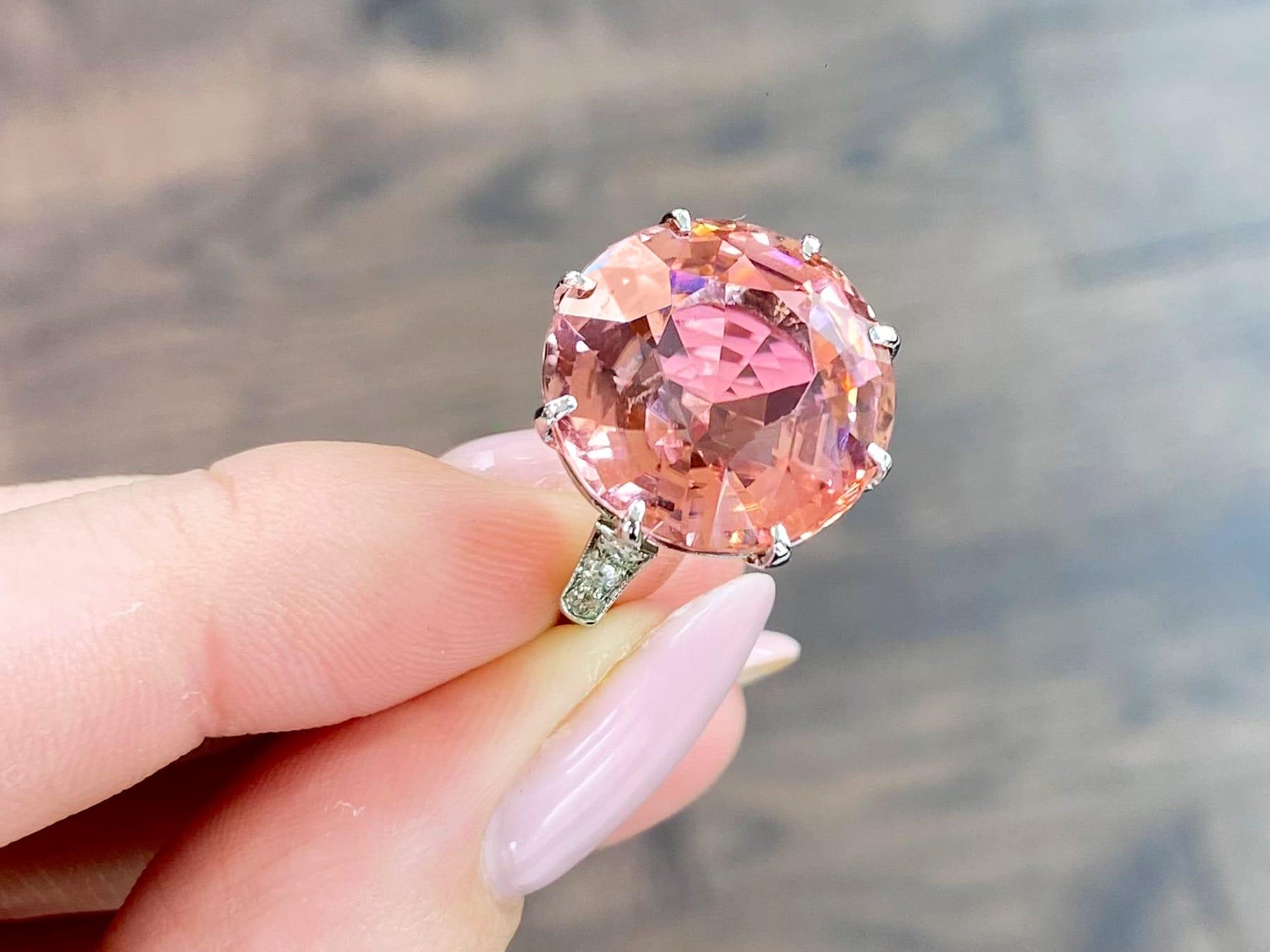 Taille ronde Bague habillée en or blanc 18 carats, tourmaline rose 16,41 carats et diamant 0,12 carat en vente