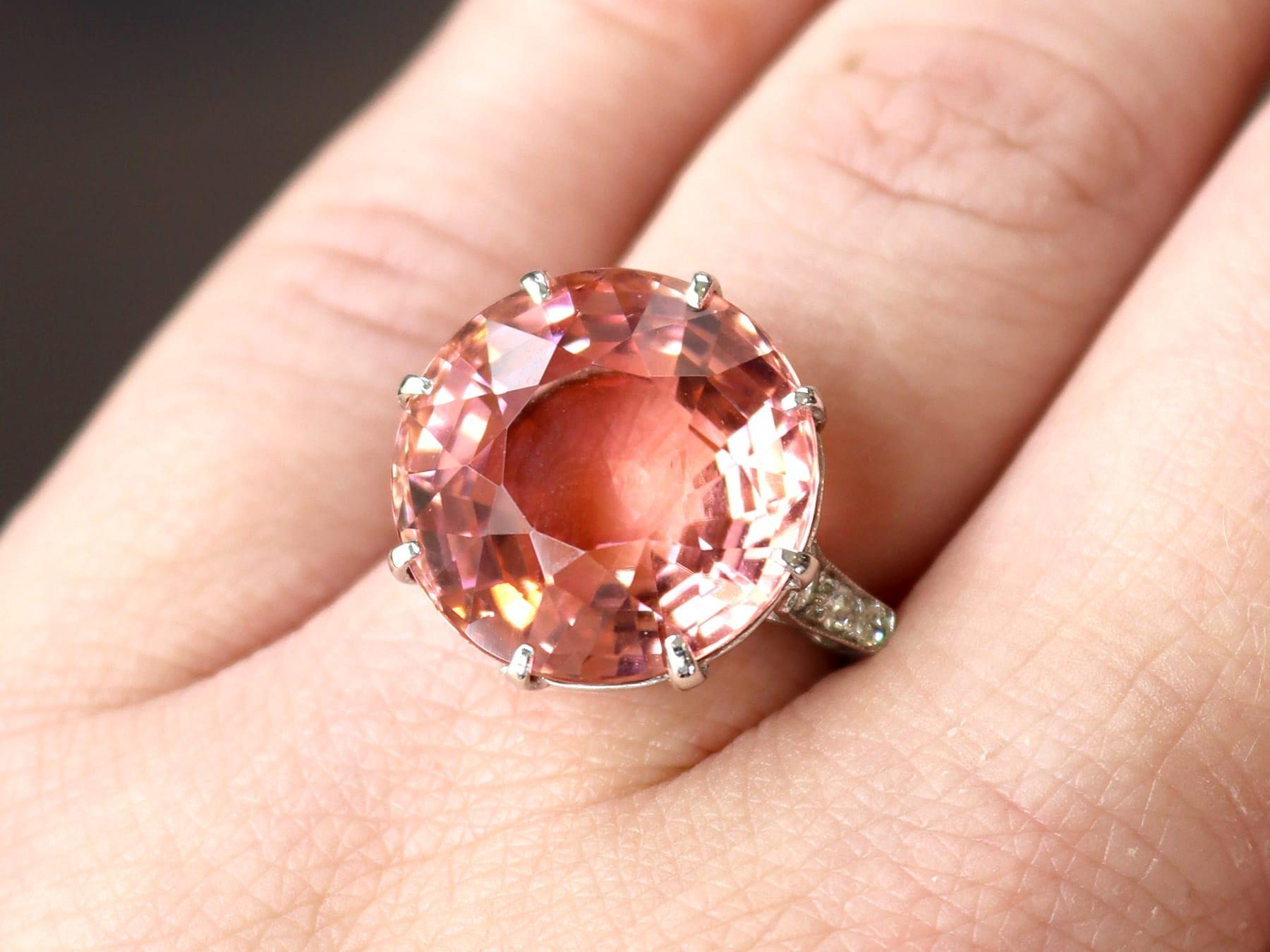 Bague habillée en or blanc 18 carats, tourmaline rose 16,41 carats et diamant 0,12 carat Unisexe en vente