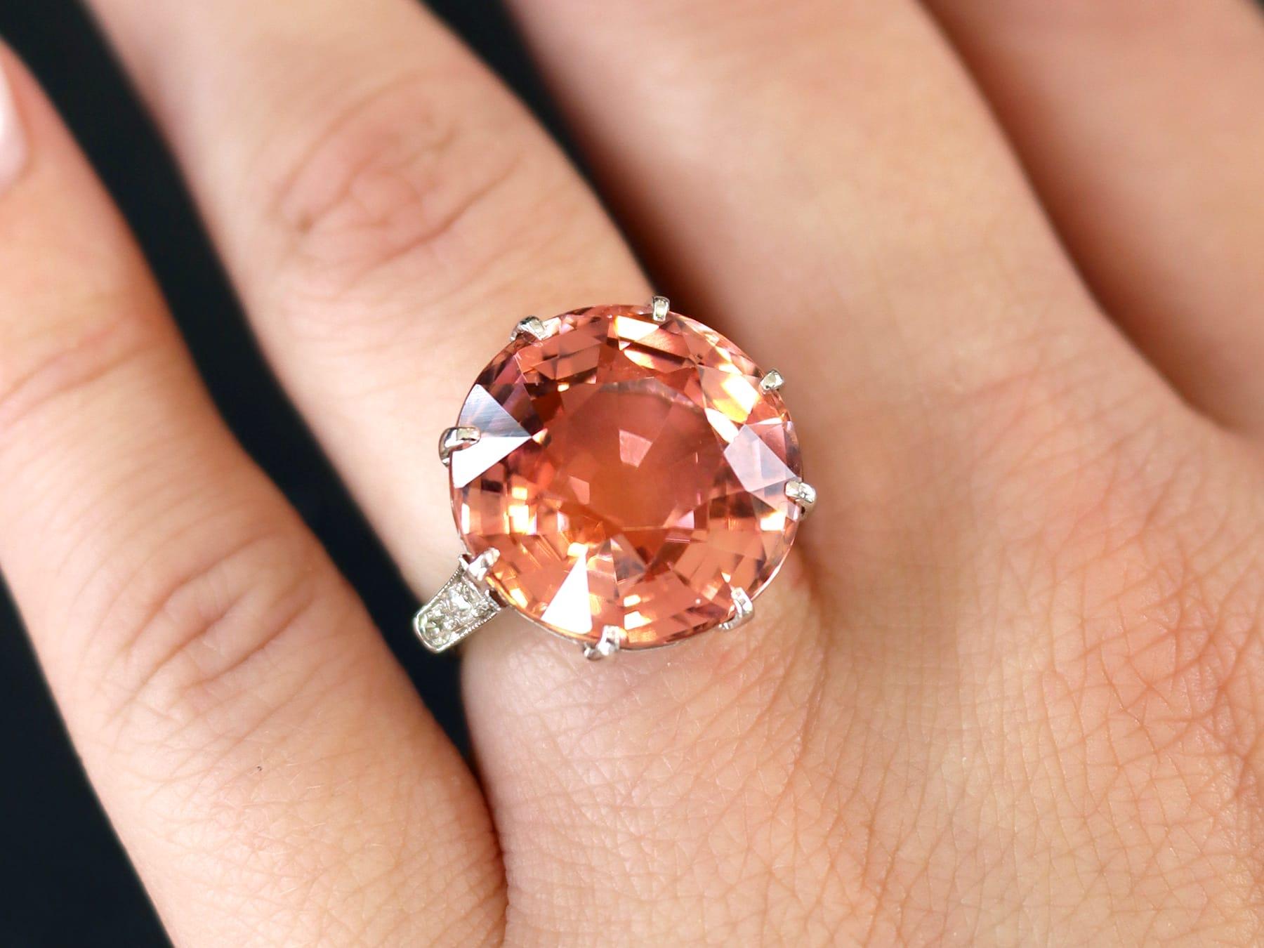 Bague habillée en or blanc 18 carats, tourmaline rose 16,41 carats et diamant 0,12 carat en vente 1