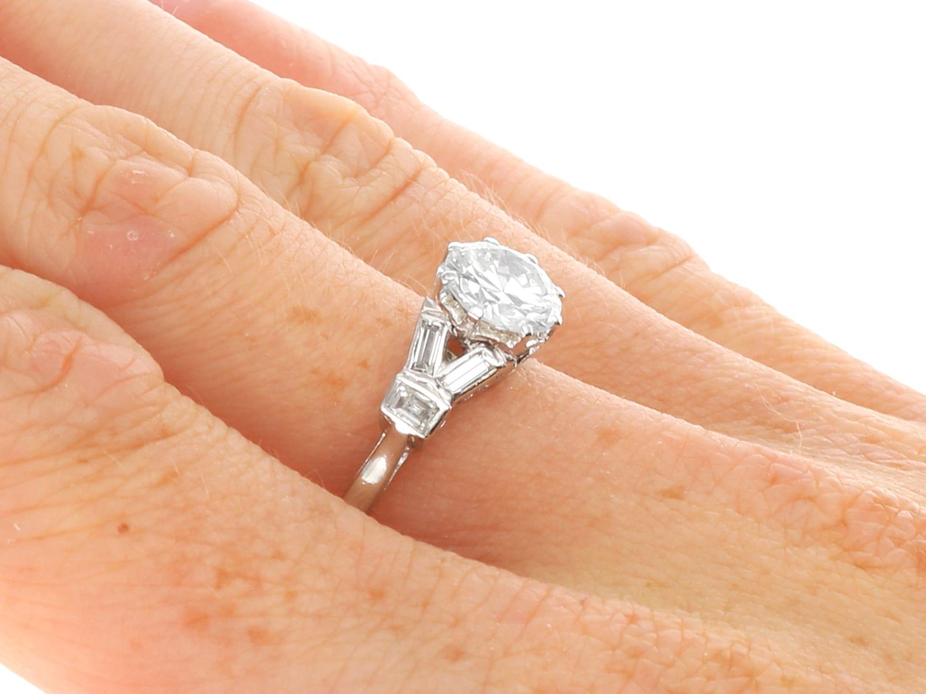 Antiker 1,65 Karat Diamant und Platin Solitär Ring CIRCA 1920 im Angebot 4