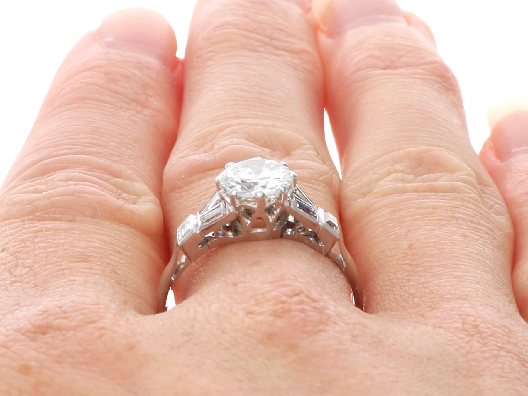 Antiker 1,65 Karat Diamant und Platin Solitär Ring CIRCA 1920 im Angebot 5