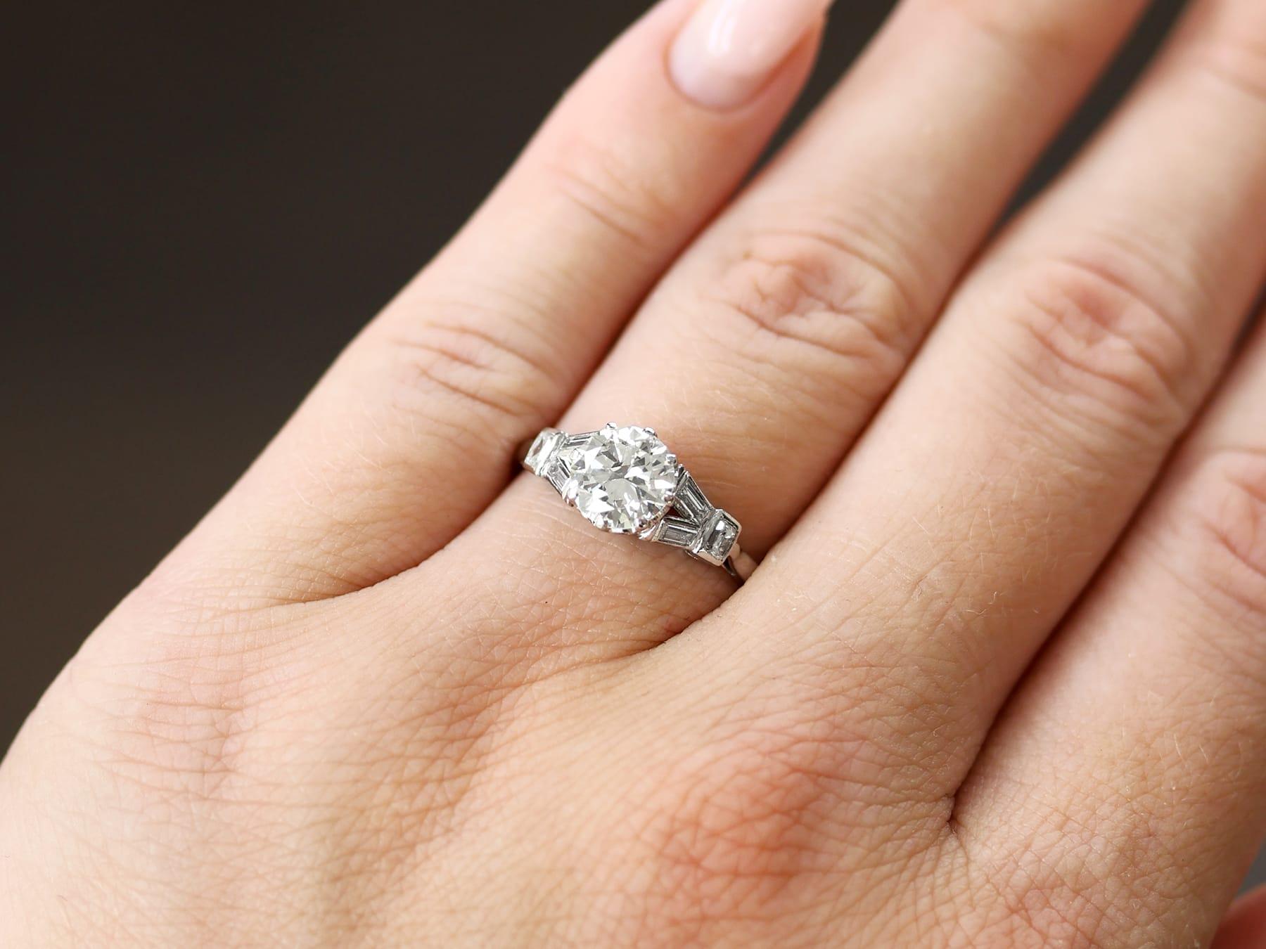 Antiker 1,65 Karat Diamant und Platin Solitär Ring CIRCA 1920 (Art déco) im Angebot