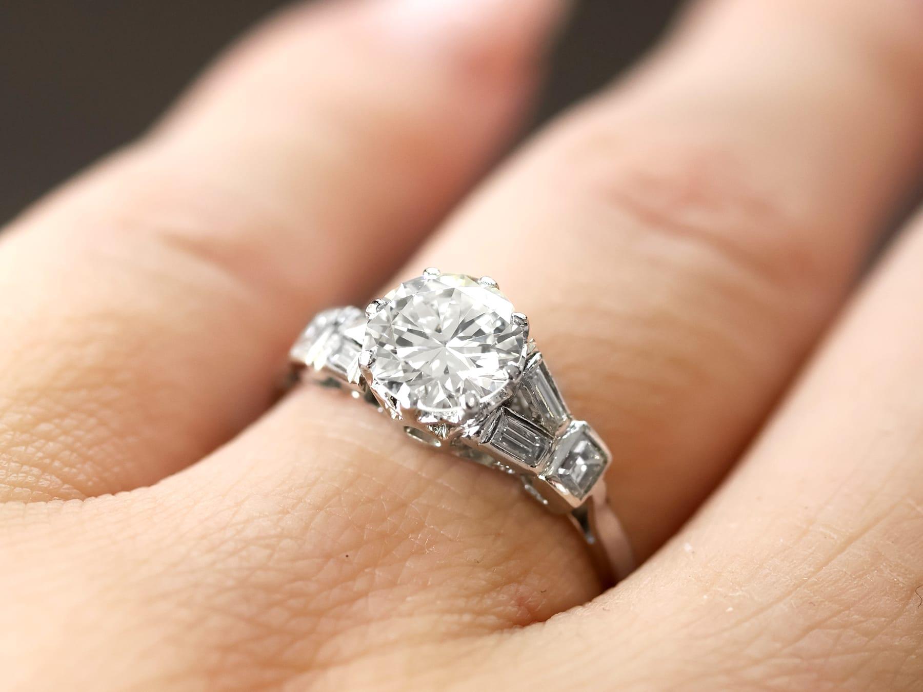 Antiker 1,65 Karat Diamant und Platin Solitär Ring CIRCA 1920 (Rundschliff) im Angebot