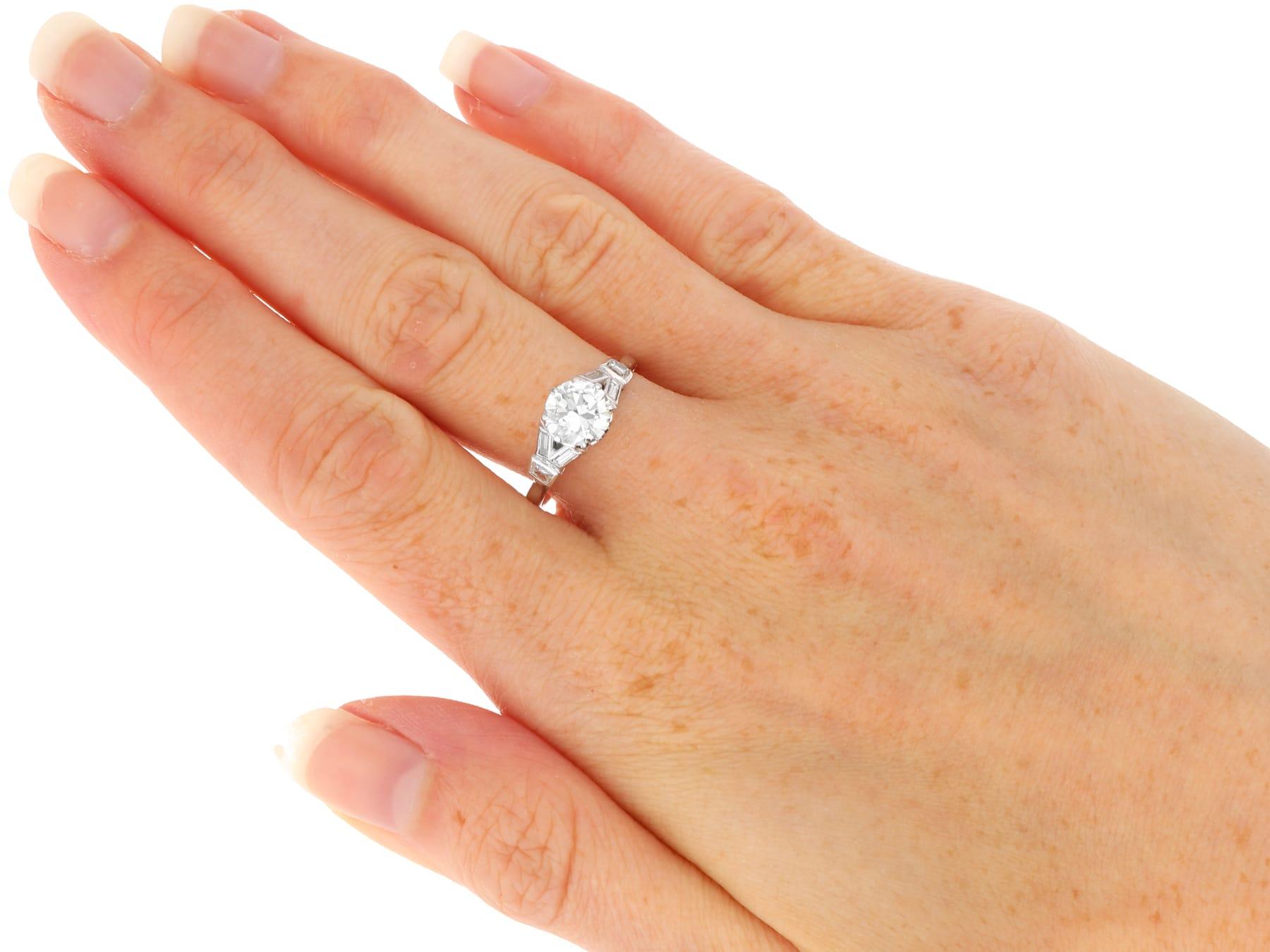 Antiker 1,65 Karat Diamant und Platin Solitär Ring CIRCA 1920 im Angebot 3