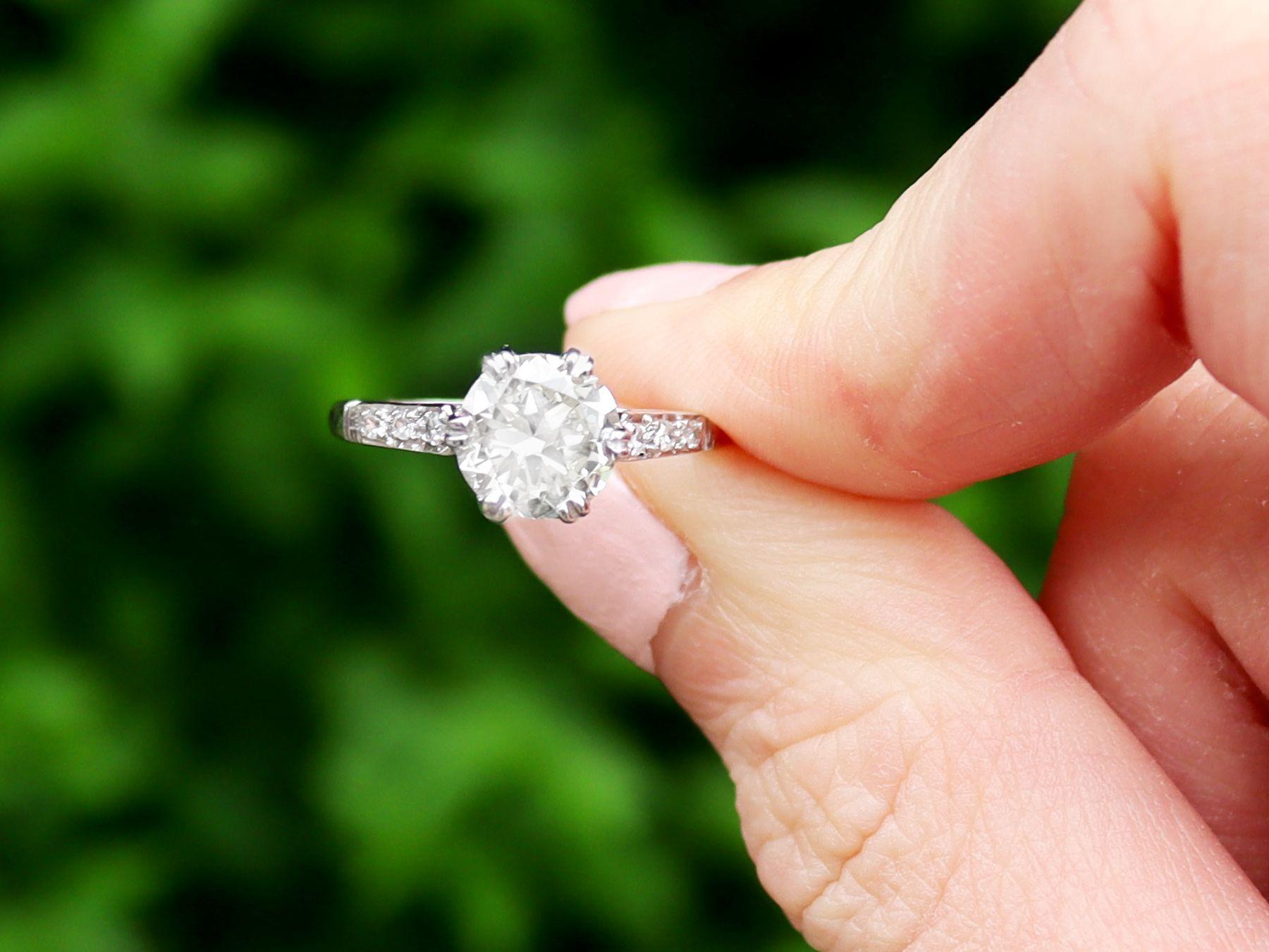 Un asombroso, fino e impresionante anillo de compromiso solitario de platino y diamante antiguo de 1.65 quilates; forma parte de nuestras diversas colecciones de joyas y joyas de herencia.

Este impresionante anillo de diamantes de los años 30 ha