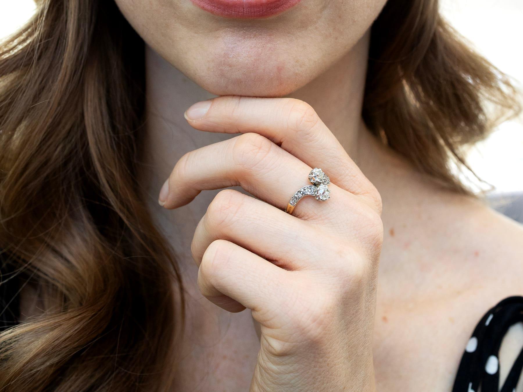 Taglio rotondo Anello di fidanzamento antico con diamante da 1,66 carati e oro giallo a torsione in vendita