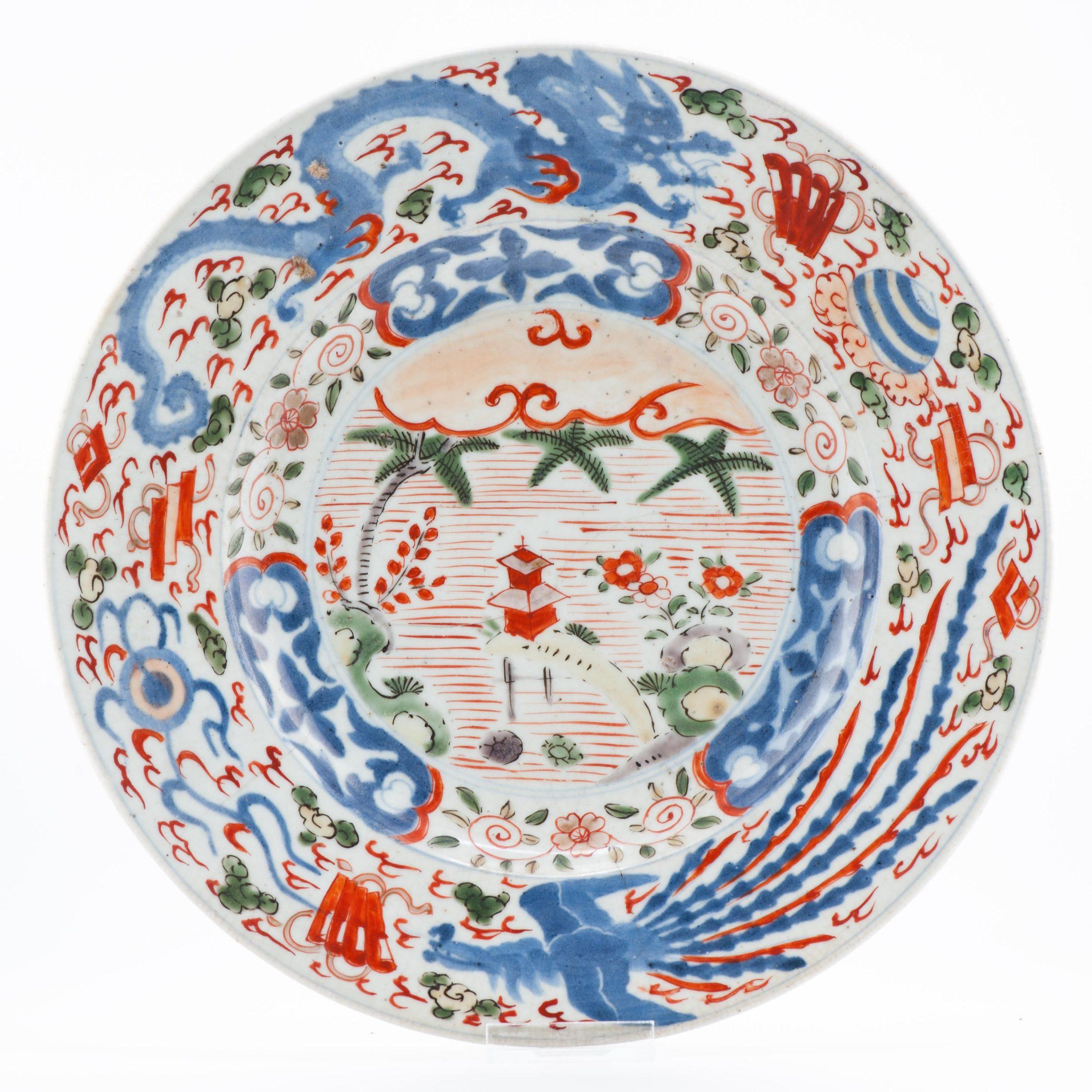 Un piatto Arita in una scatola di cartone.
Periodo Edo (XVII secolo)

Decorato in smalto sovrasmalto su blu sottosmalto. Fiori, paesaggio, drago e fenice.

Il colore esplode da esso.

Periodo: 1660-1680


Condizione
linee di screpolatura su tutta la