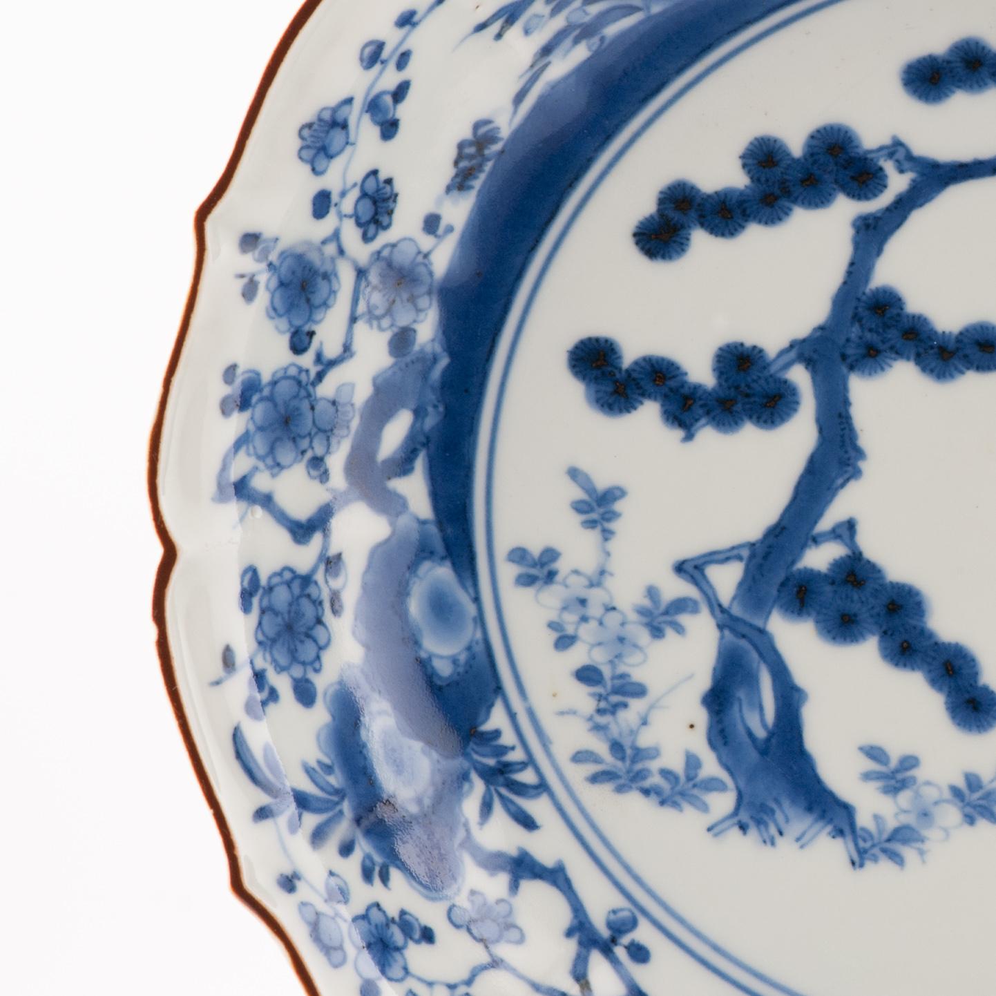 Sono molto soddisfatto di questo nuovo arrivo.

Piatto profondo a lobi di Arita kakiemon dalla forma e dal design insoliti. Forse la base di una zuppiera?

Periodo; 1680 circa

Condizione
1 piccola macchia solo sul bordo. Dimensioni 19,4x3,6CM