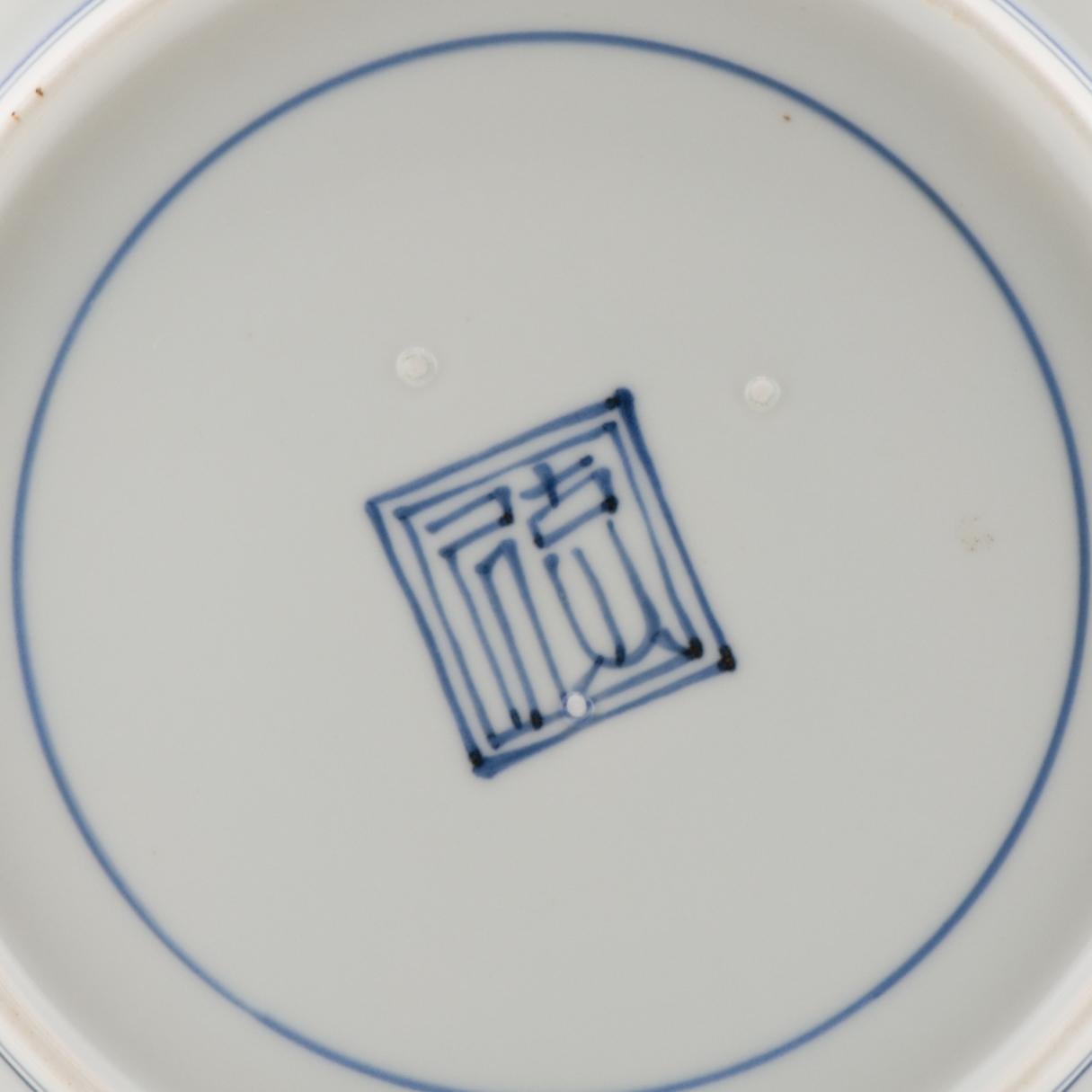 Cinese Antico piatto giapponese Nangawara Kakiemon del 1670-1680 con pino e fiori di roccia in vendita