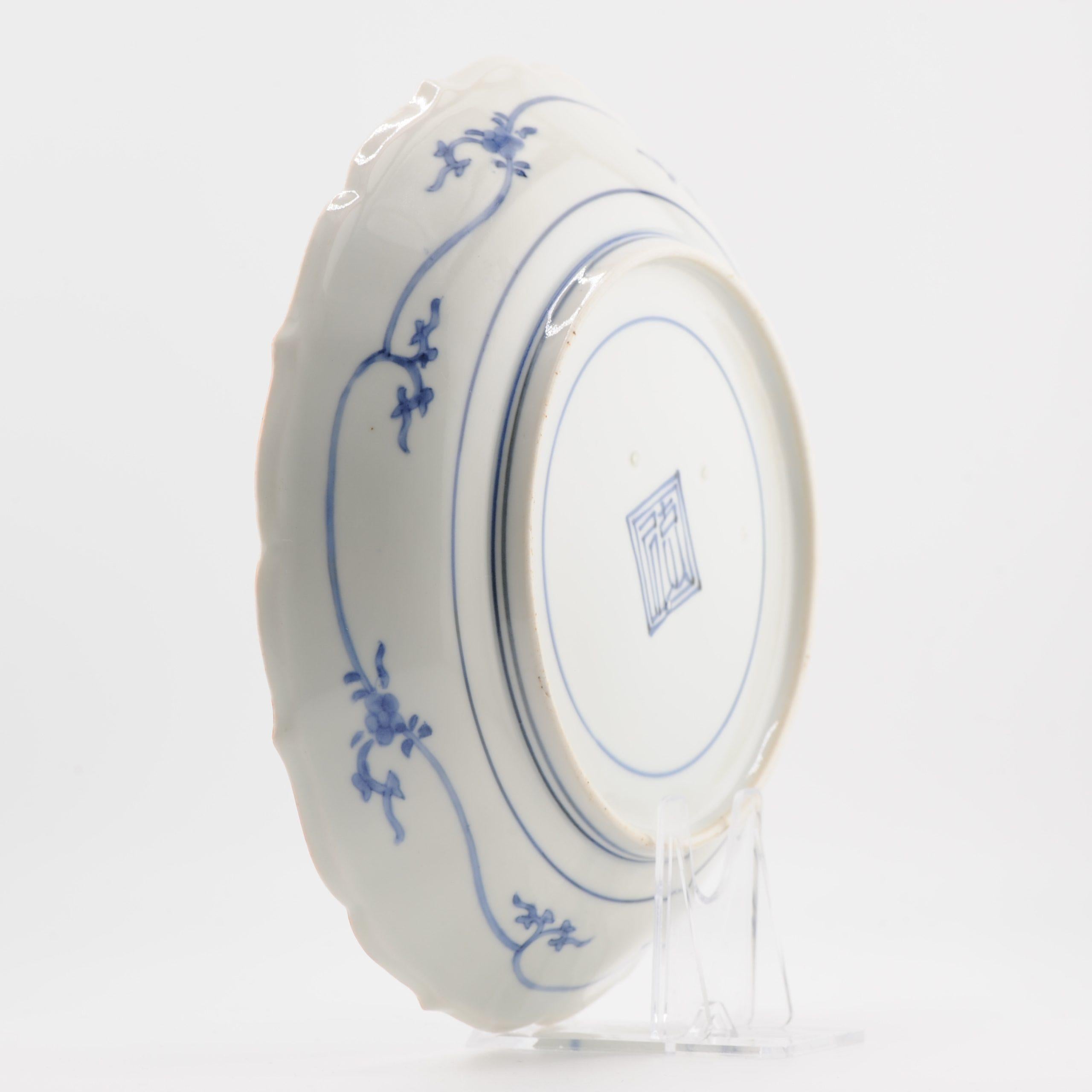 Antico piatto giapponese Nangawara Kakiemon del 1670-1680 con pino e fiori di roccia In condizioni buone in vendita a Amsterdam, Noord Holland