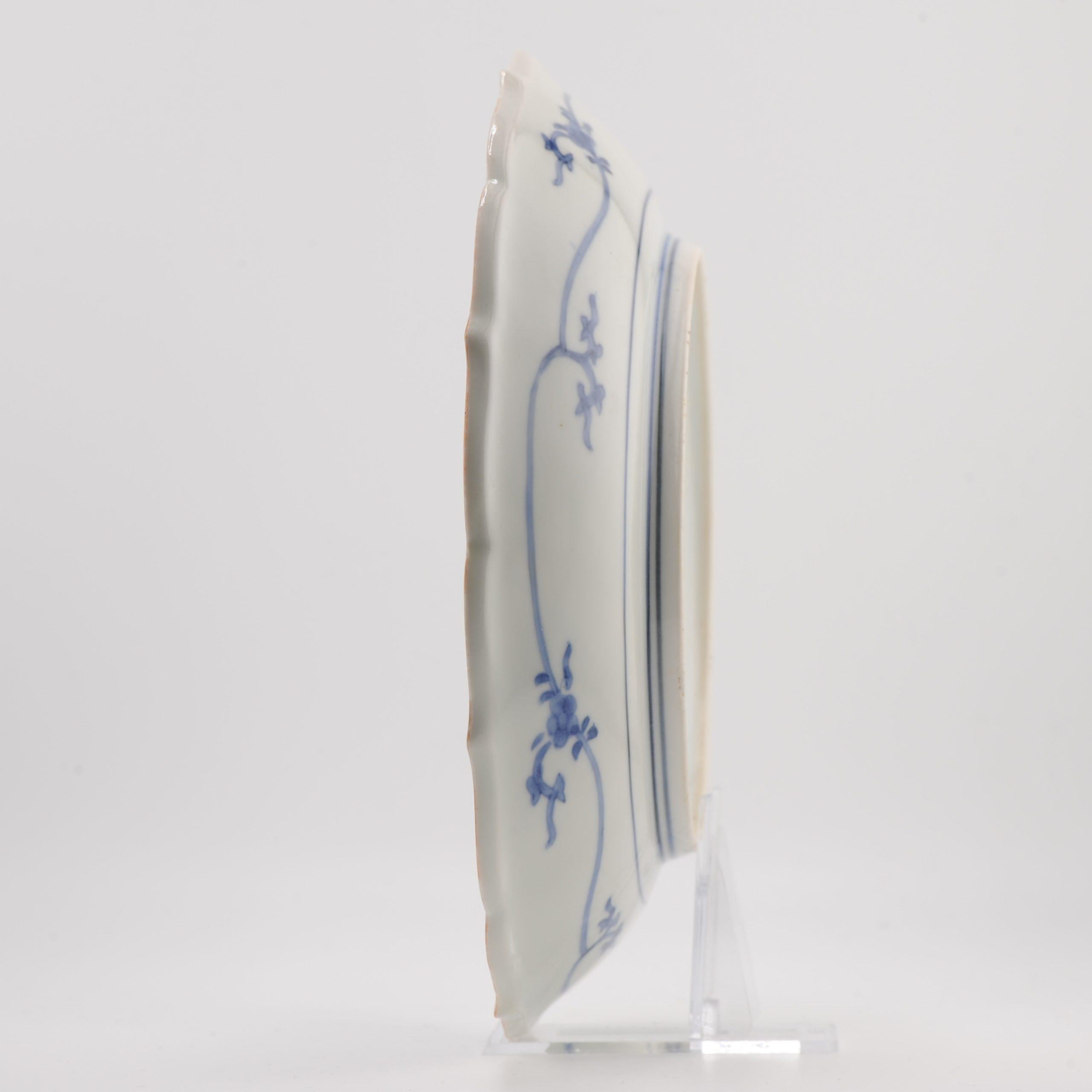 Fino al XVIII secolo Antico piatto giapponese Nangawara Kakiemon del 1670-1680 con pino e fiori di roccia in vendita