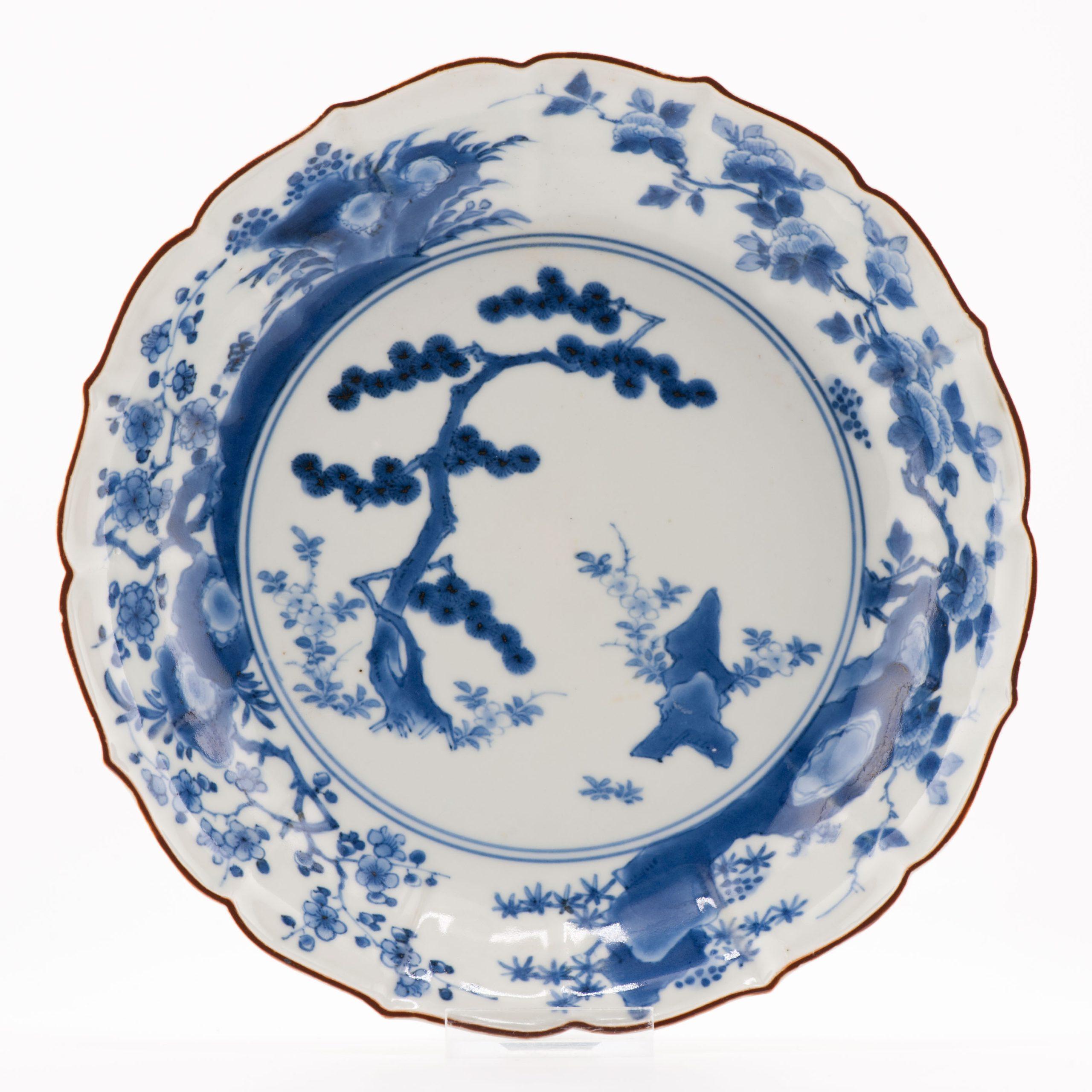 Porcellana Antico piatto giapponese Nangawara Kakiemon del 1670-1680 con pino e fiori di roccia in vendita