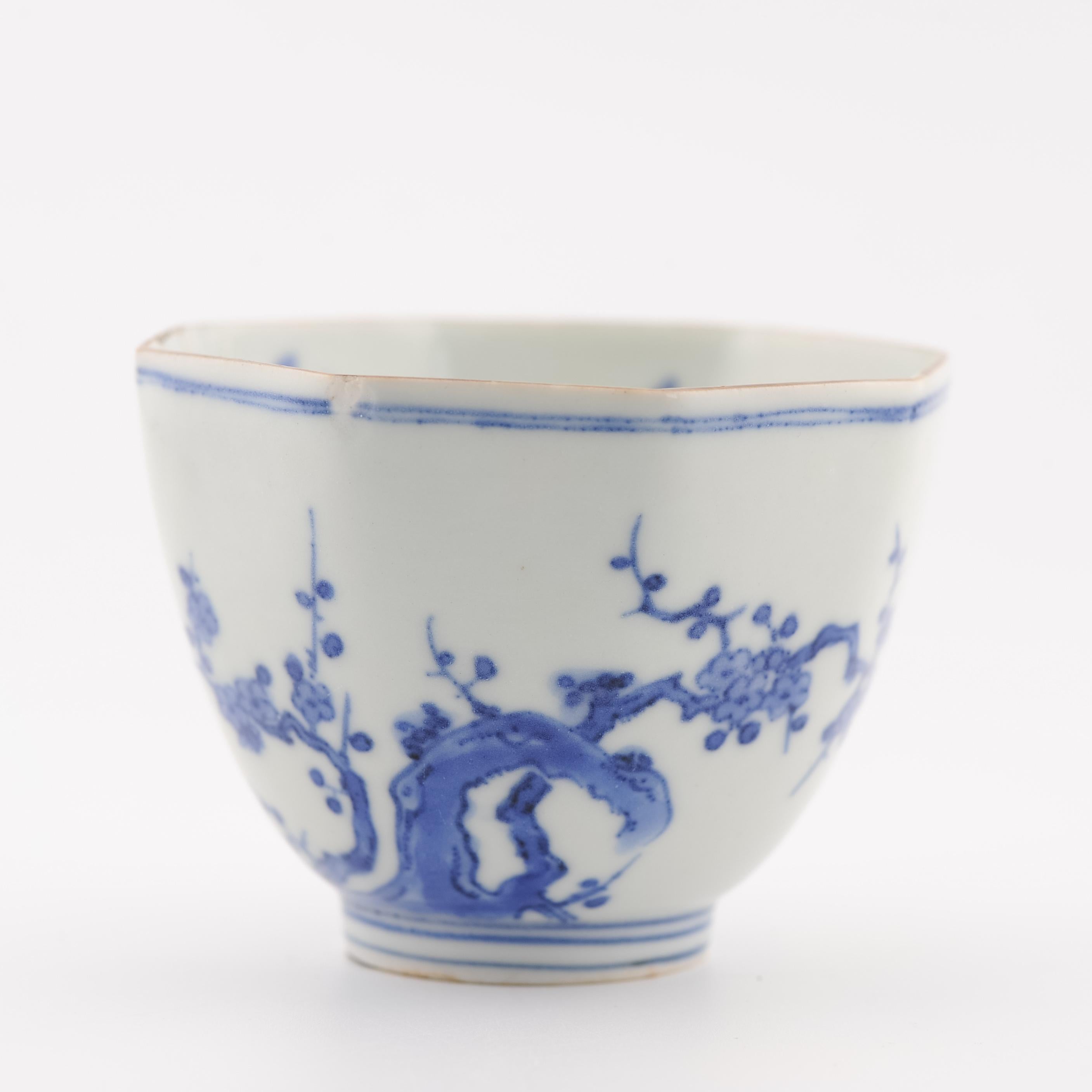 Antico 1670-1700 Giapponese Arita Kakiemon Insolita ciotola a forma di fiori Shibata In condizioni buone in vendita a Amsterdam, Noord Holland