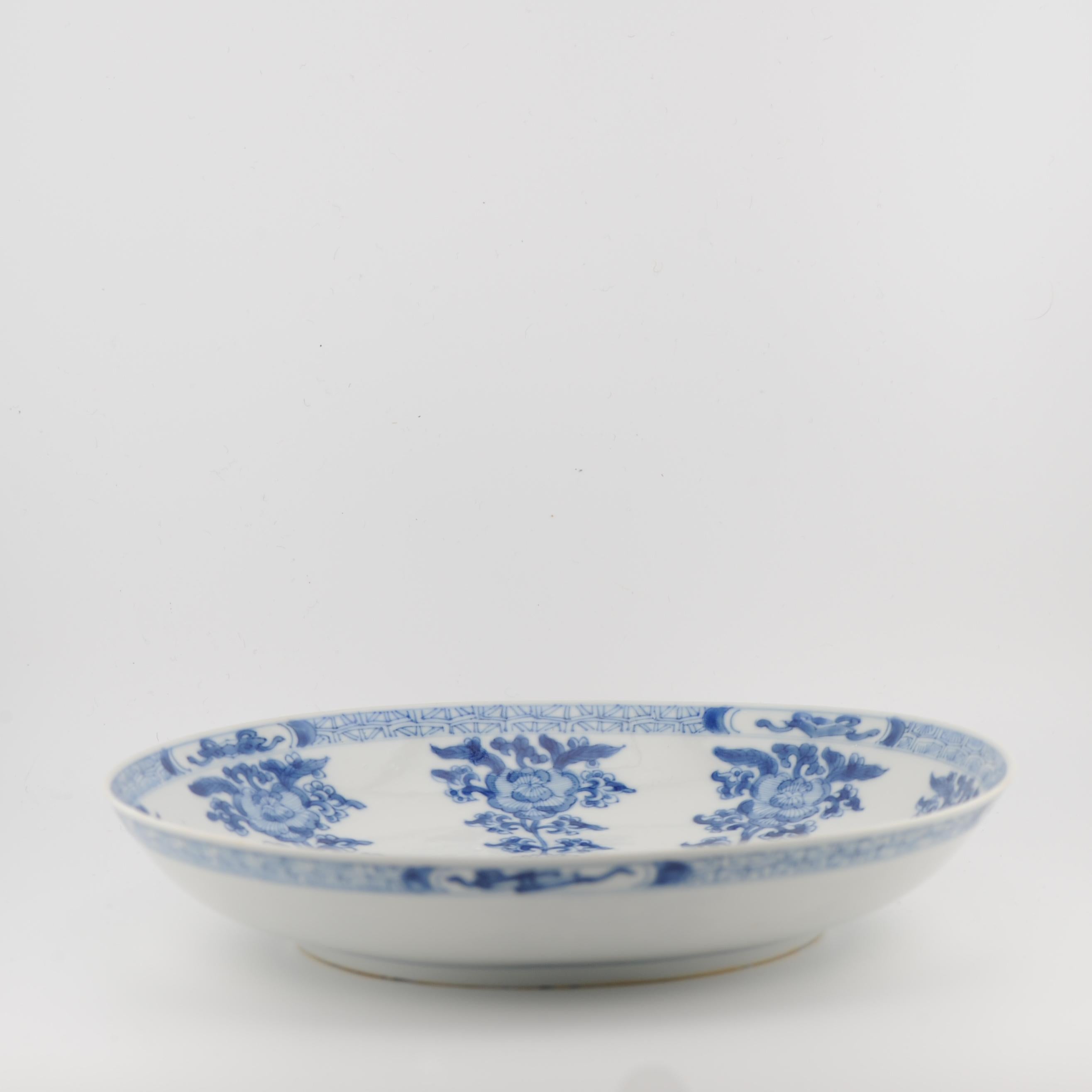 Antique 1680-1700 Chinese Porcelain Dish Kangxi Blue White Marked Base For Sale 7