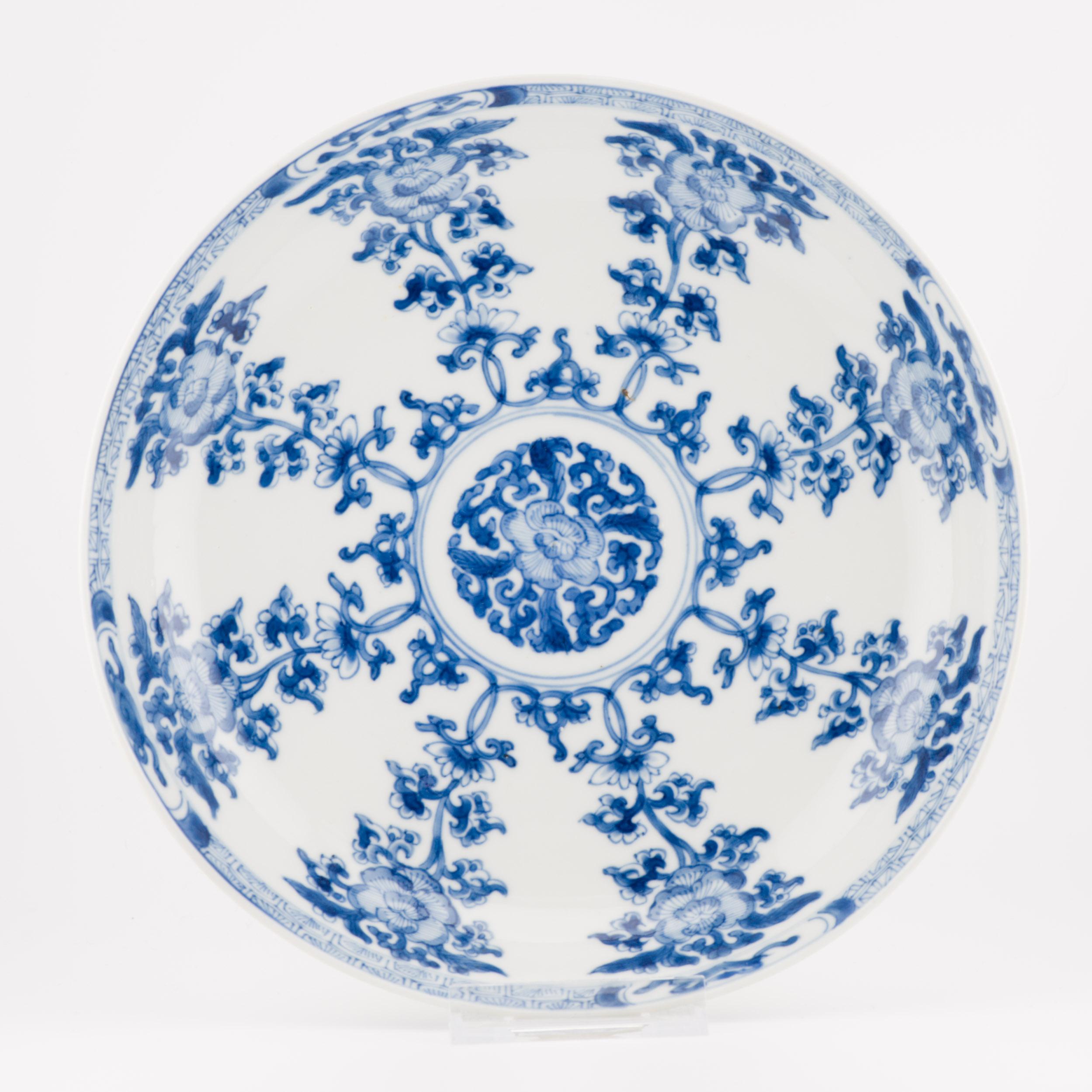 haring with you this fantastic Chinese Porcelain dish, thinly potted.
Kangxi period.
Fantastic decoration in blue and white and marked with an incense burner mark at the base.
Please enjoy


Condition
Perfect condition. Size: 22.3x4CM