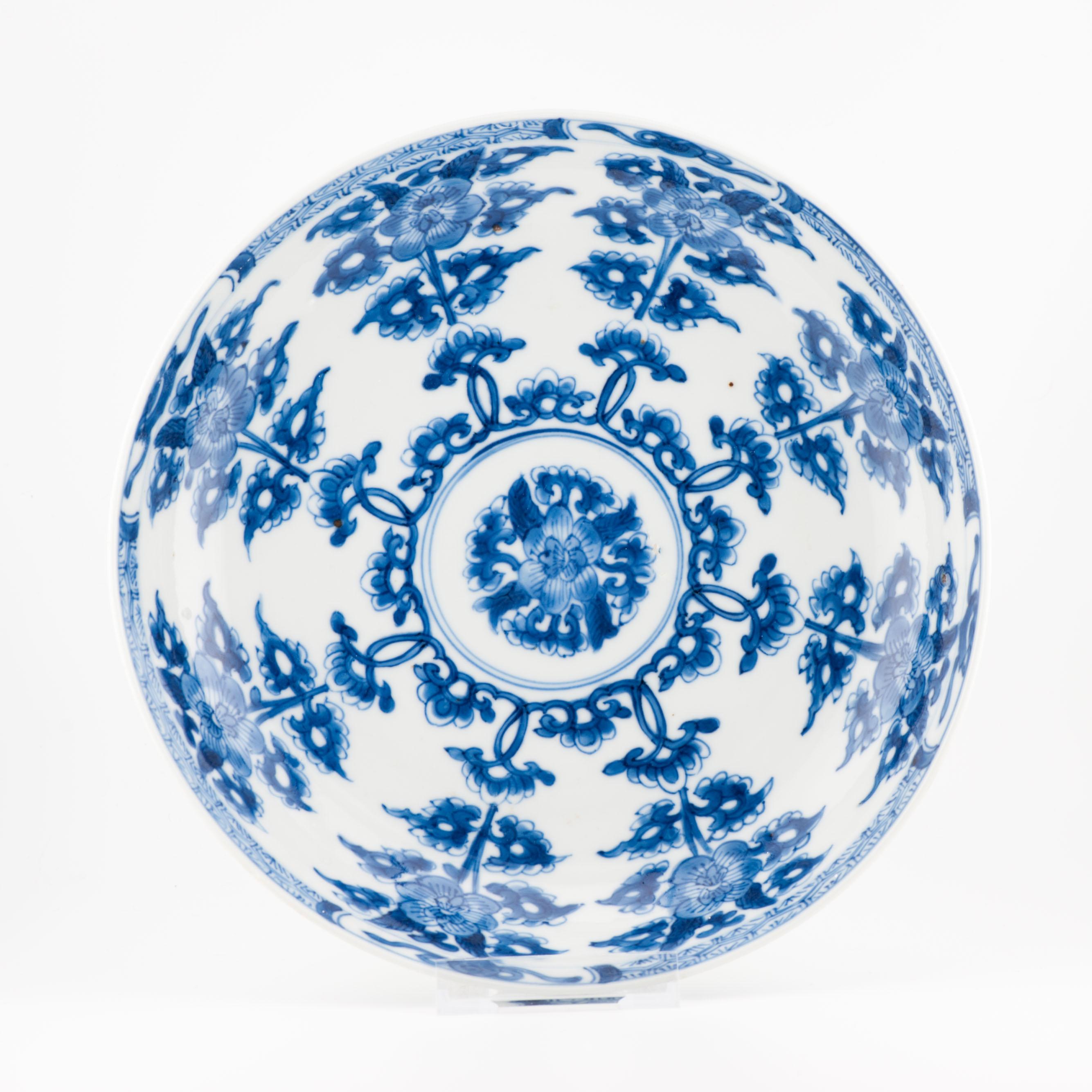 haring with you this fantastic Chinese Porcelain dish, thinly potted.
Kangxi period.
Fantastic decoration in blue and white and marked with an incense burner mark at the base.
Please enjoy


Condition
Perfect condition. Size: 22.3x4CM
