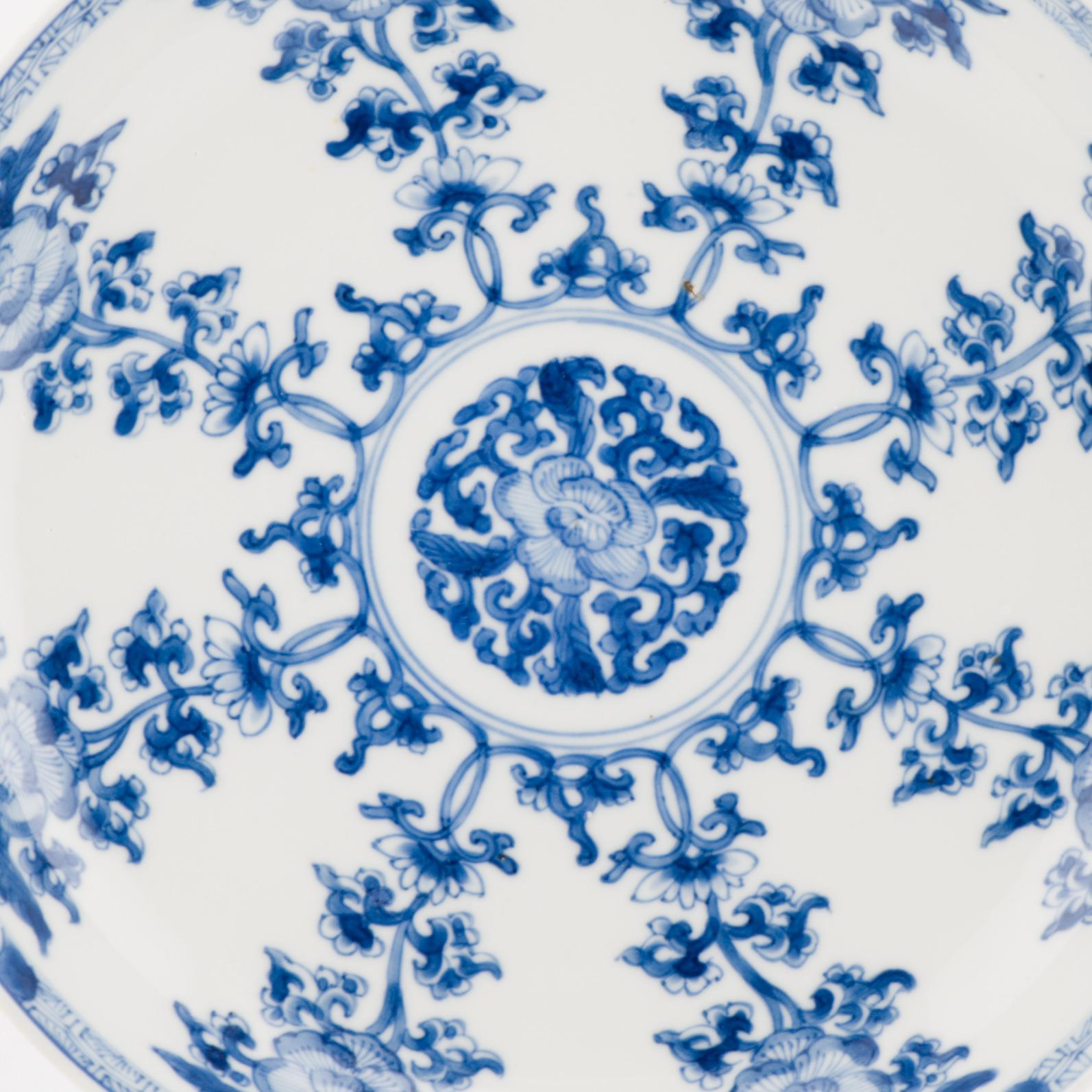Qing Antique 1680-1700 Chinese Porcelain Dish Kangxi Blue White Marked Base For Sale
