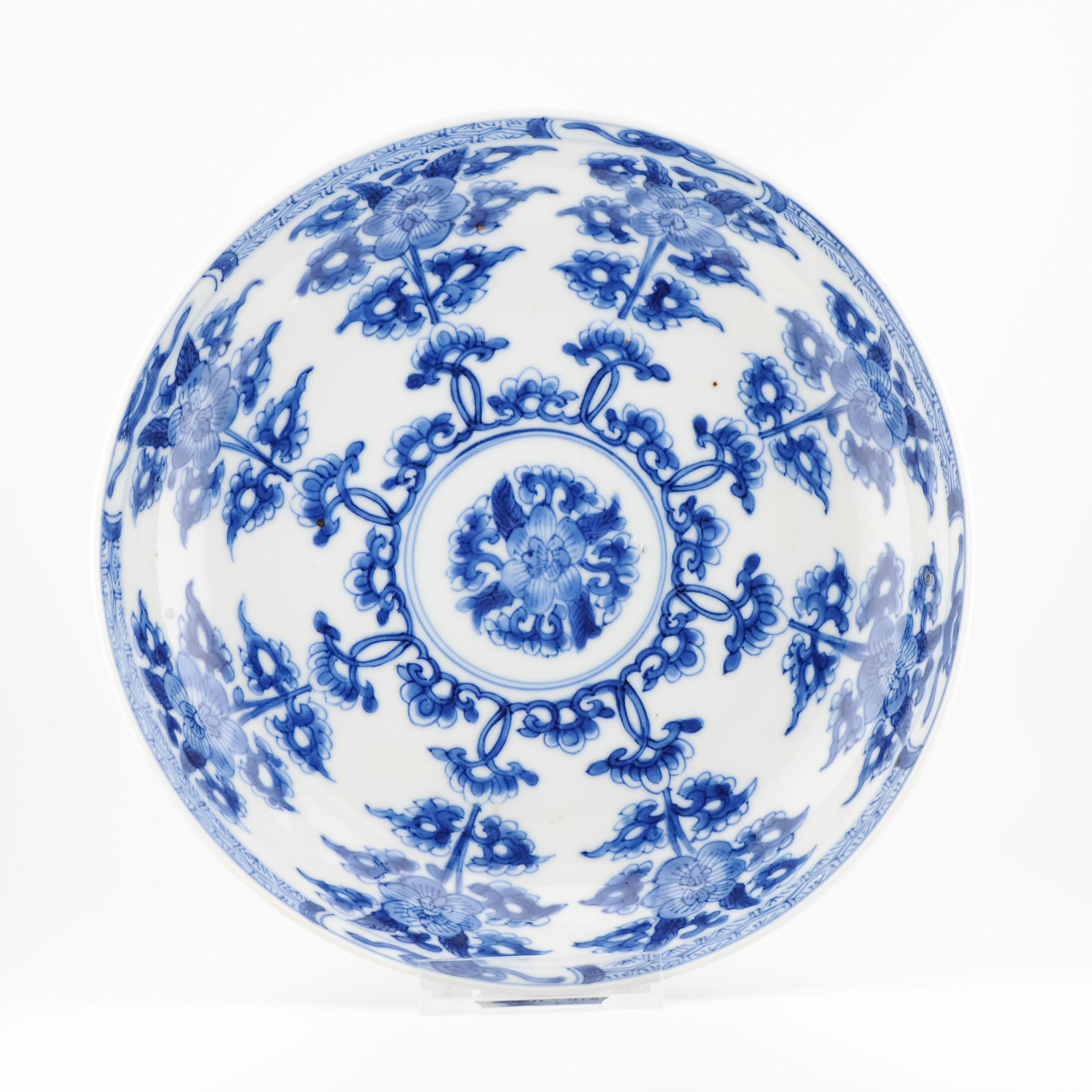 Antique 1680-1700 Chinese Porcelain Dish Kangxi Blue White Marked Base In Excellent Condition In Amsterdam, Noord Holland