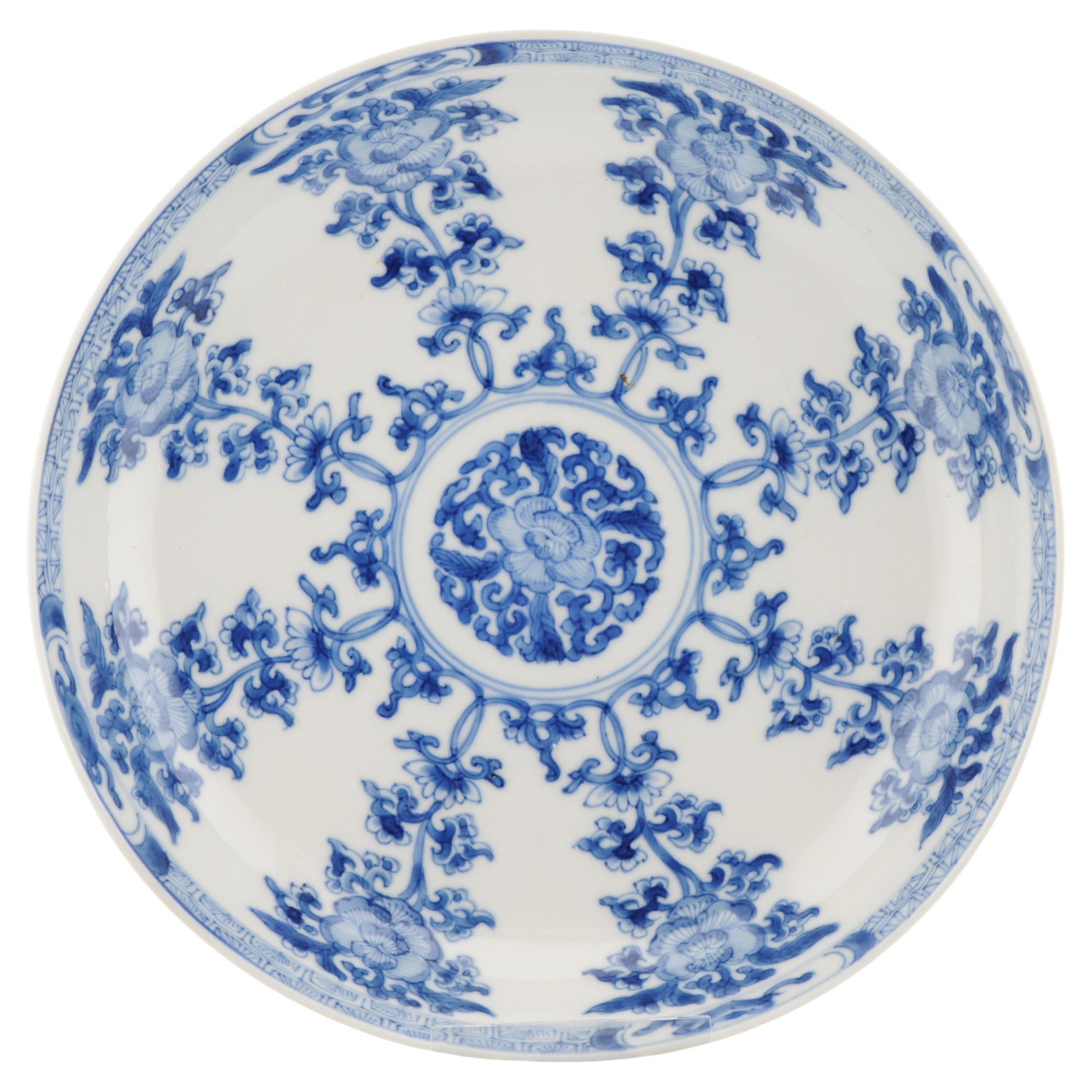 Antico piatto di porcellana cinese del 1680-1700 Kangxi Blu Bianco con base marcata
