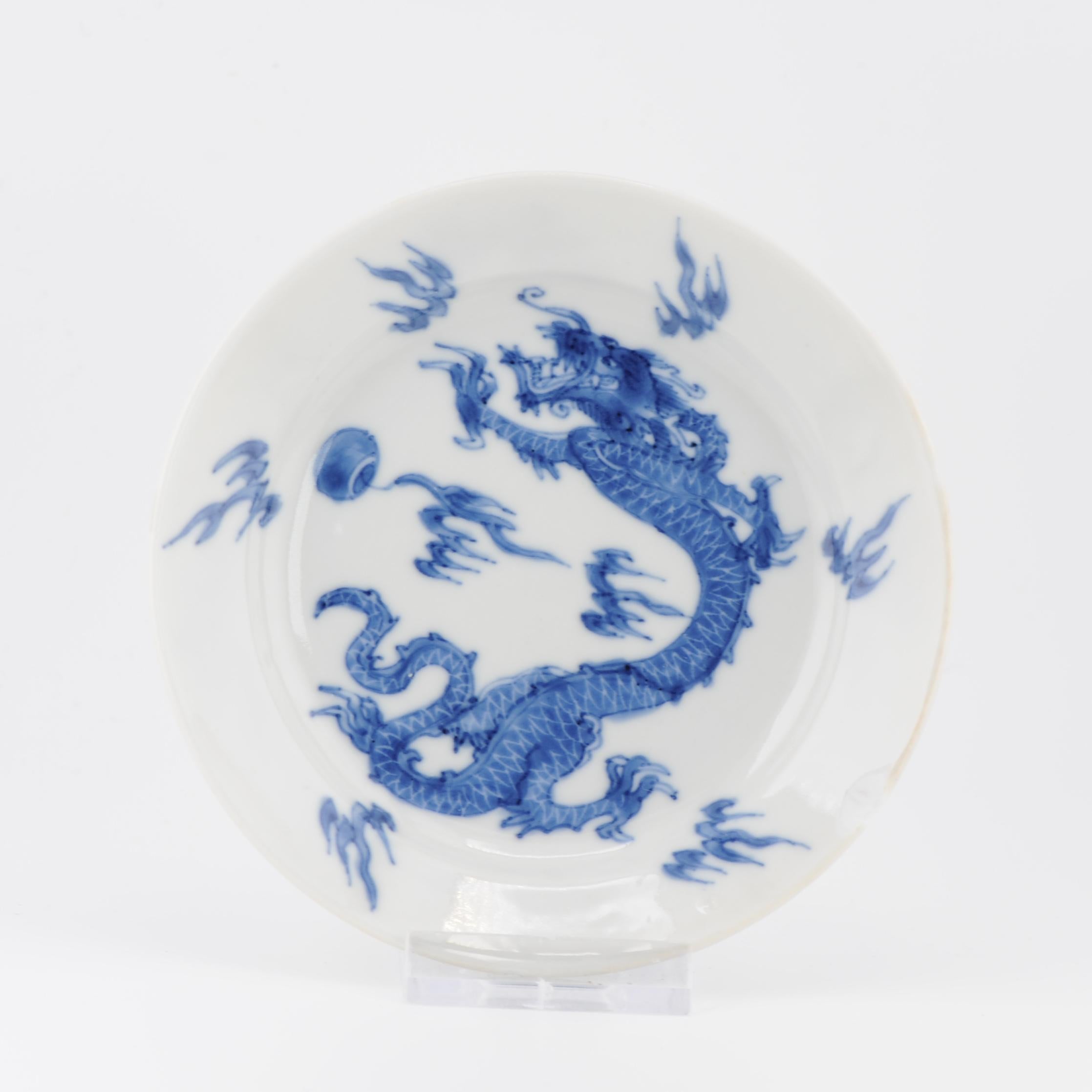 Antique 1680-1700 Chinese Porcelain Dish Kangxi Blue White Marked Dragon In Excellent Condition In Amsterdam, Noord Holland