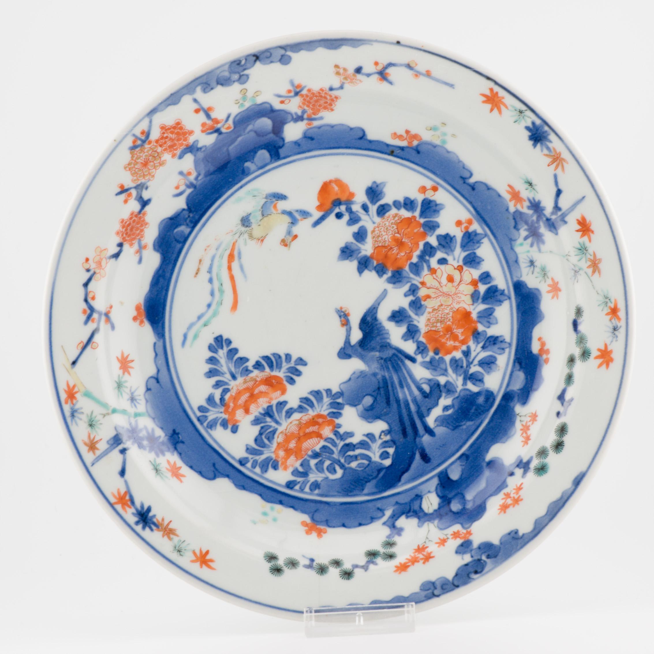 Un piatto Kakiemon
Periodo Edo (XVII secolo)

Decorato con i tipici smalti colorati su blu sottosmalto, con fiori e fogliame e uccelli tra le rocce.

Il colore che ne deriva

 

Periodo: 1680-1700

Provenienza: Dalla collezione di Dirk van