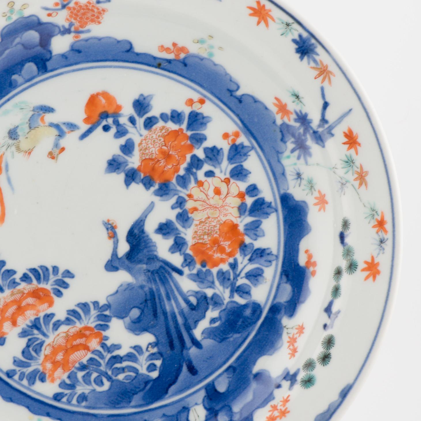 Antico piatto giapponese di livello superiore Kakiemon del 1680-1700 con uccelli e fiori In condizioni buone in vendita a Amsterdam, Noord Holland