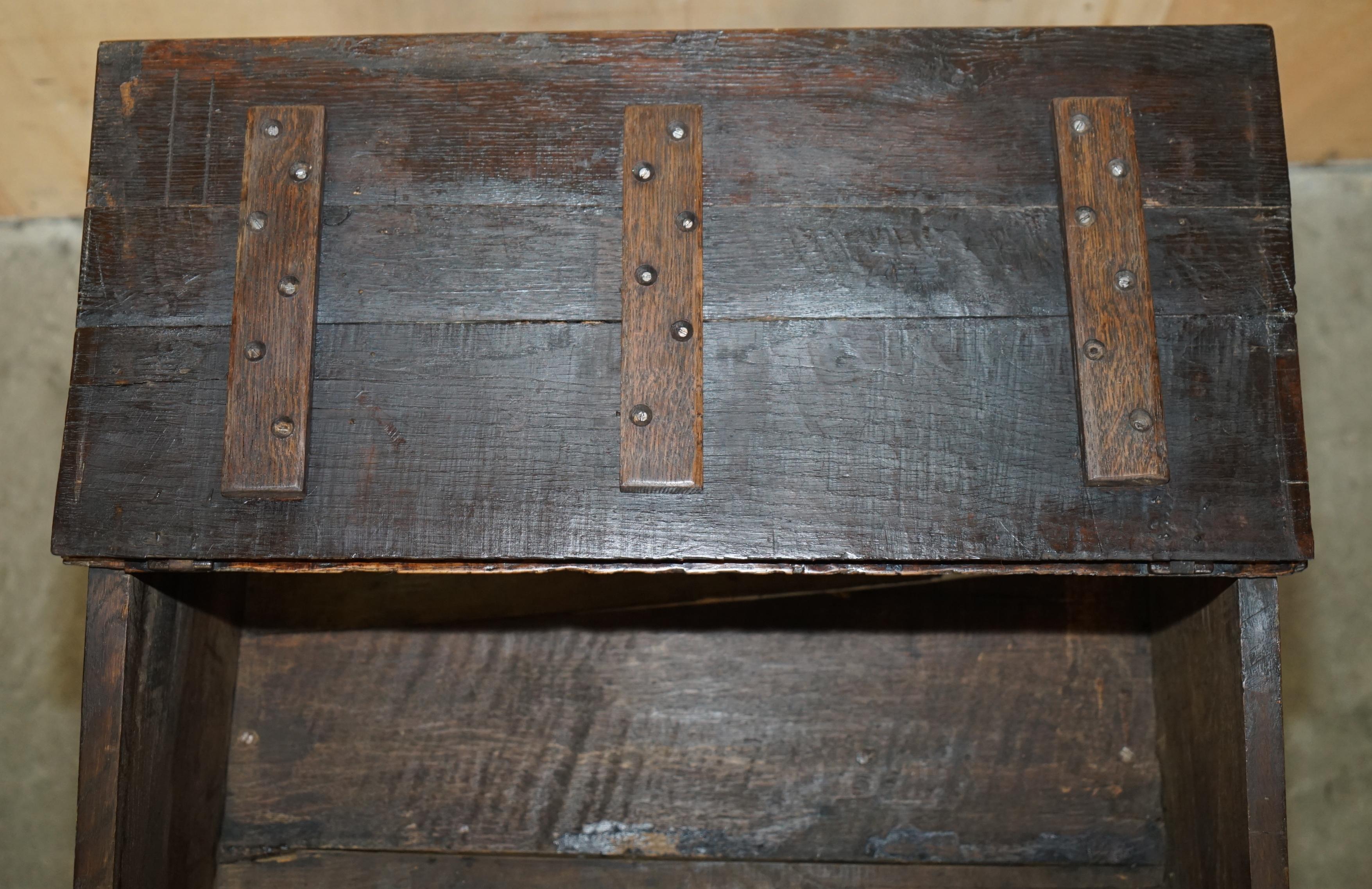 Antiquities 1684 DATED HAND CARVED 17TH CENTURY LIFT TOP WRITiNG TABLE DESK BIBLE en vente 12