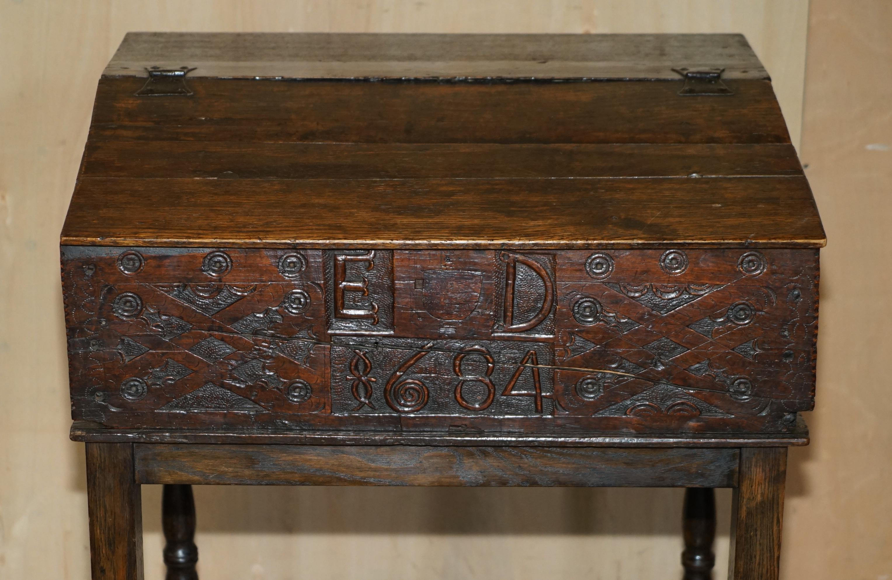 English ANTIQUE 1684 DATED HAND CARVED 17TH CENTURY LIFT TOP WRITiNG TABLE DESK BIBLE For Sale