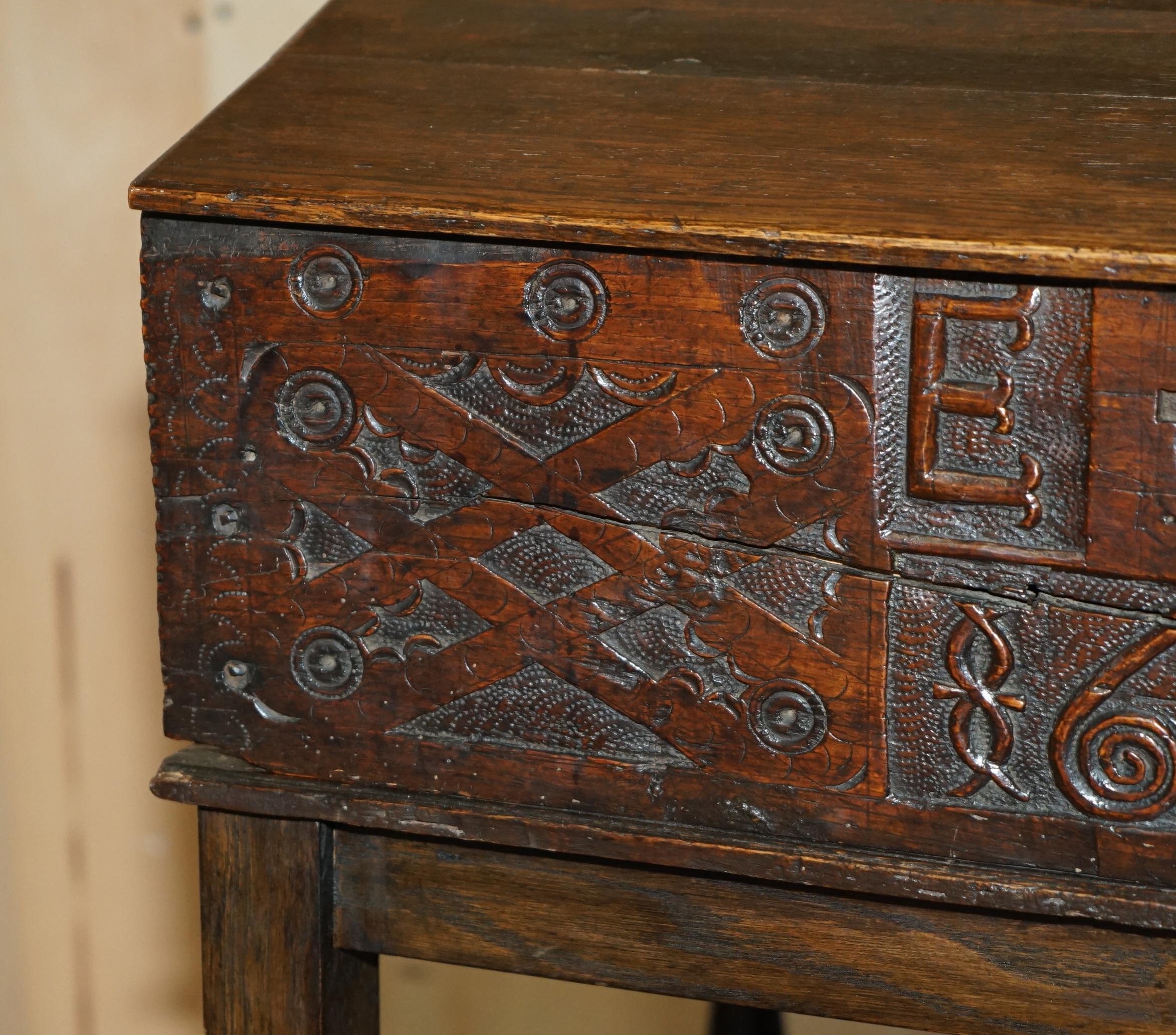 Antiquities 1684 DATED HAND CARVED 17TH CENTURY LIFT TOP WRITiNG TABLE DESK BIBLE Bon état - En vente à West Sussex, Pulborough