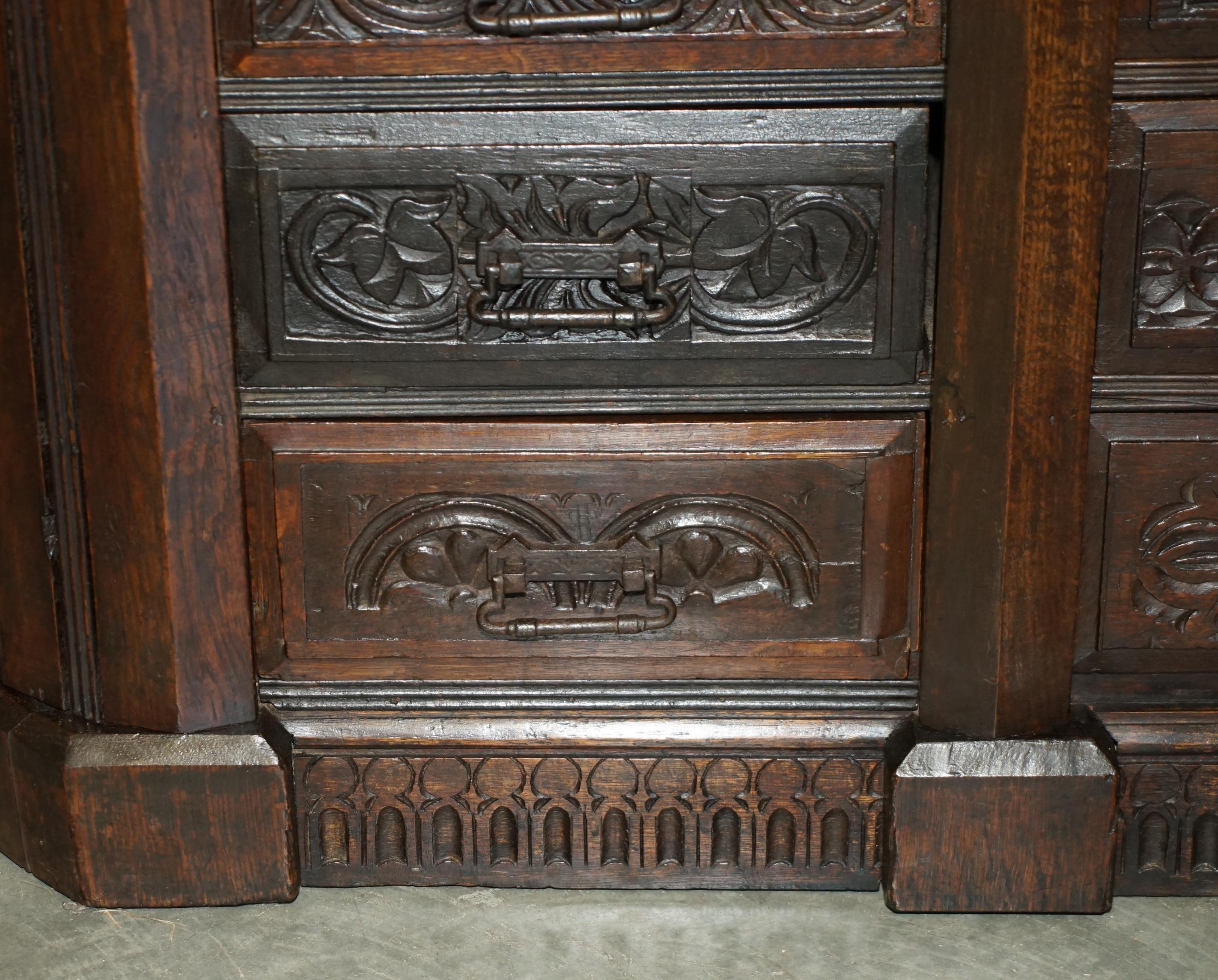 ANTICO 1685 DATATO Cassettone intagliato a mano con cassettiera laterale con armadietti laterali in vendita 2