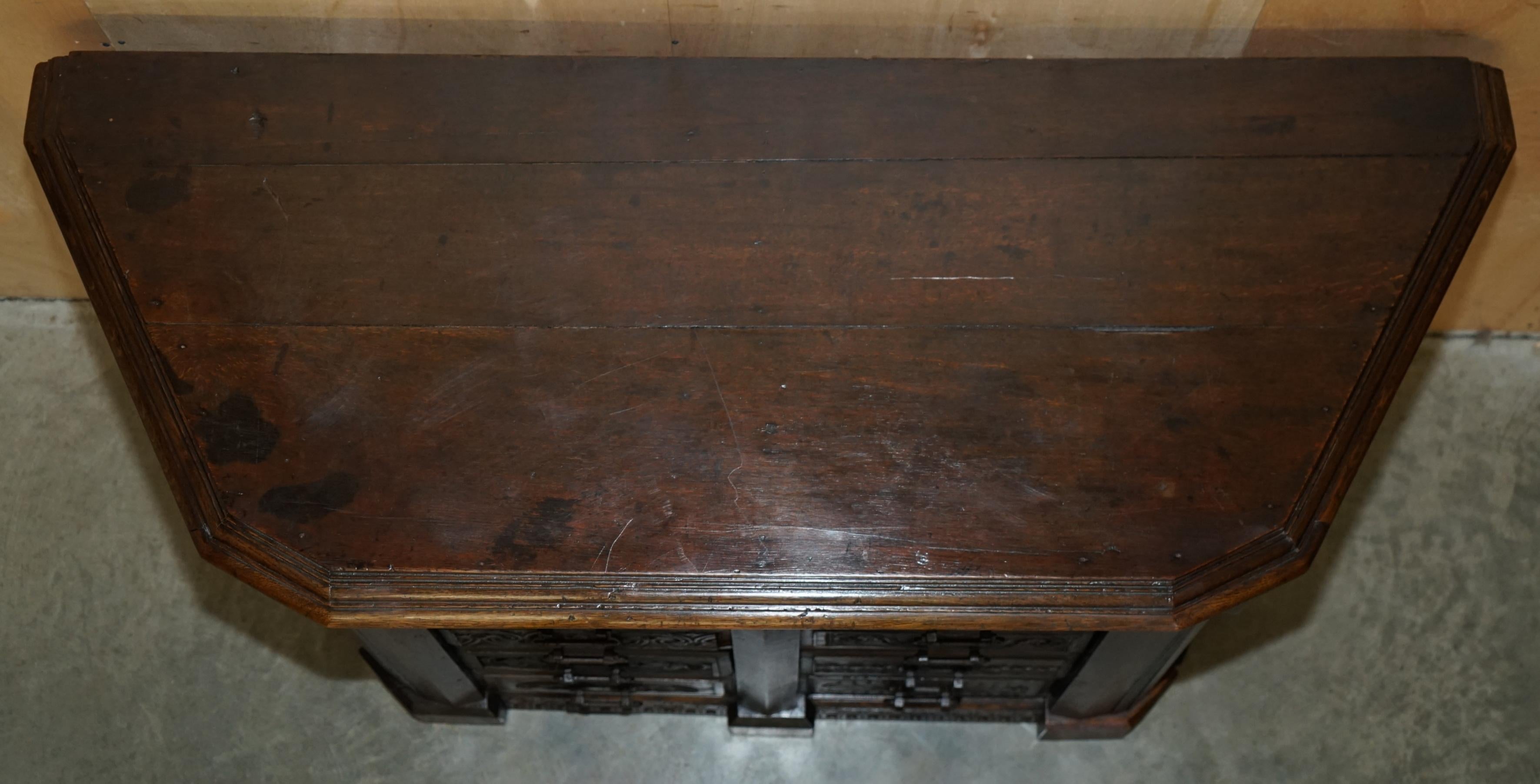 ANTICO 1685 DATATO Cassettone intagliato a mano con cassettiera laterale con armadietti laterali in vendita 3