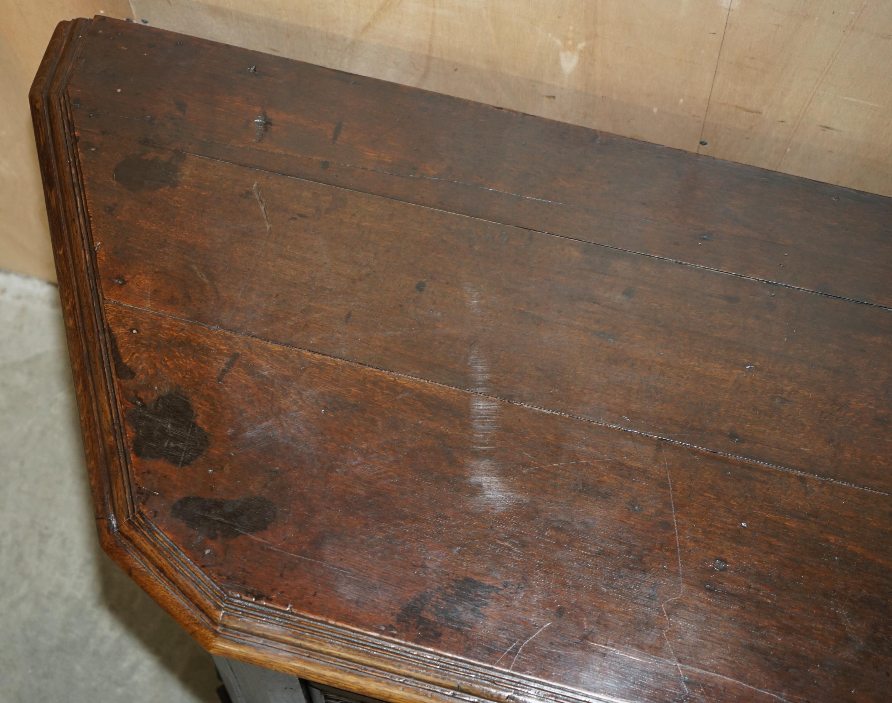 ANTICO 1685 DATATO Cassettone intagliato a mano con cassettiera laterale con armadietti laterali in vendita 4
