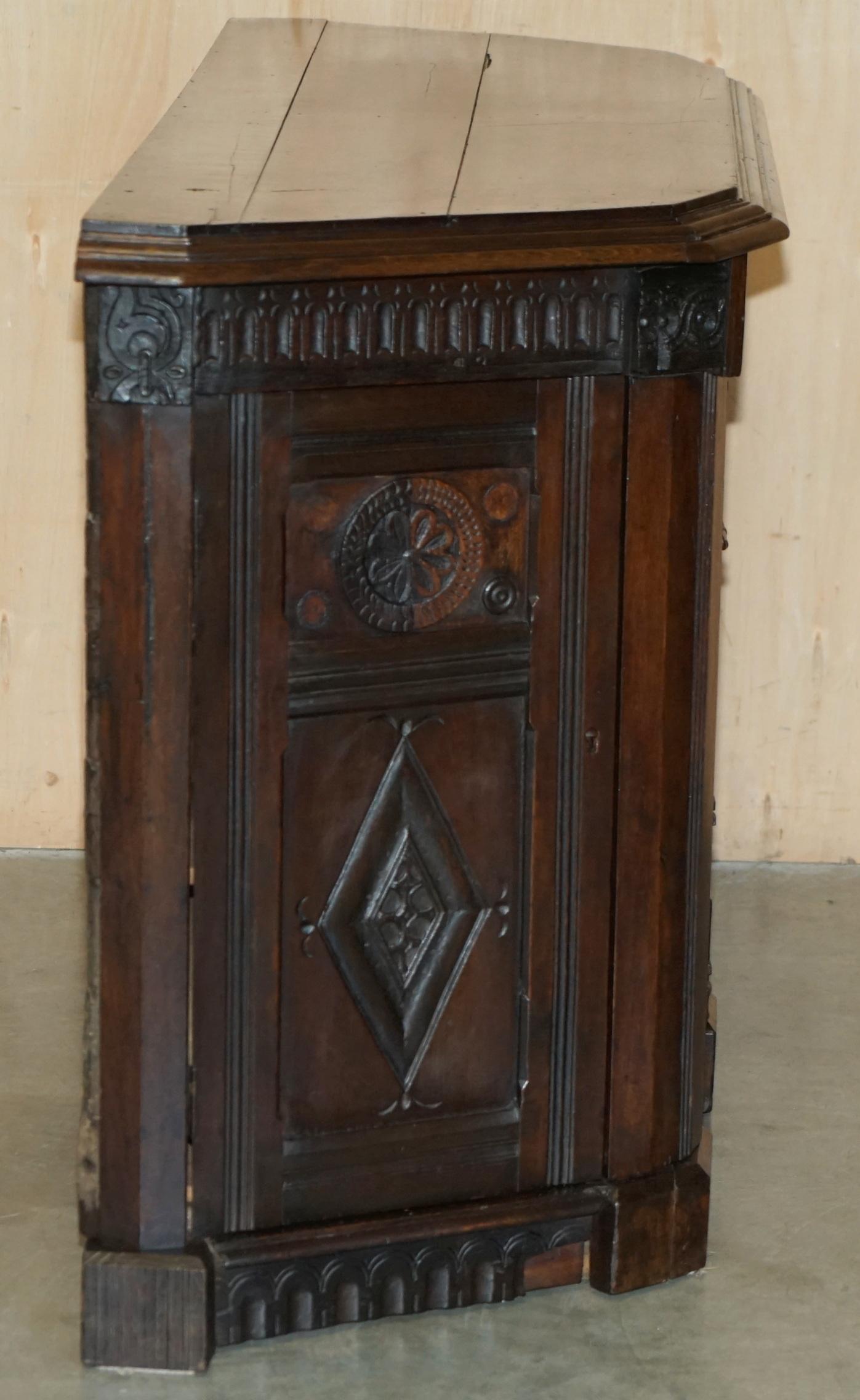 ANTICO 1685 DATATO Cassettone intagliato a mano con cassettiera laterale con armadietti laterali in vendita 5