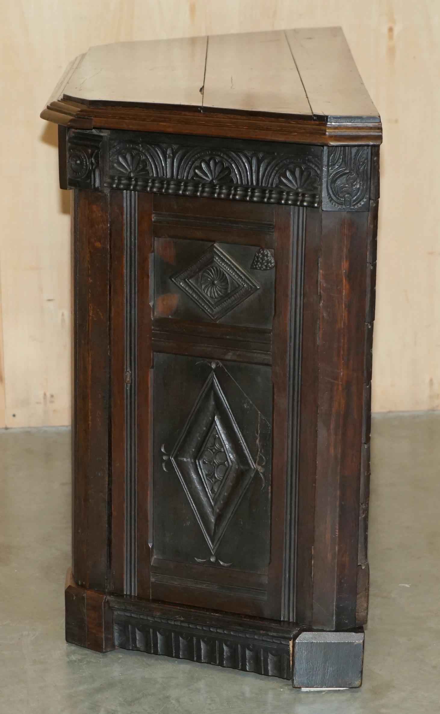 ANTICO 1685 DATATO Cassettone intagliato a mano con cassettiera laterale con armadietti laterali in vendita 7