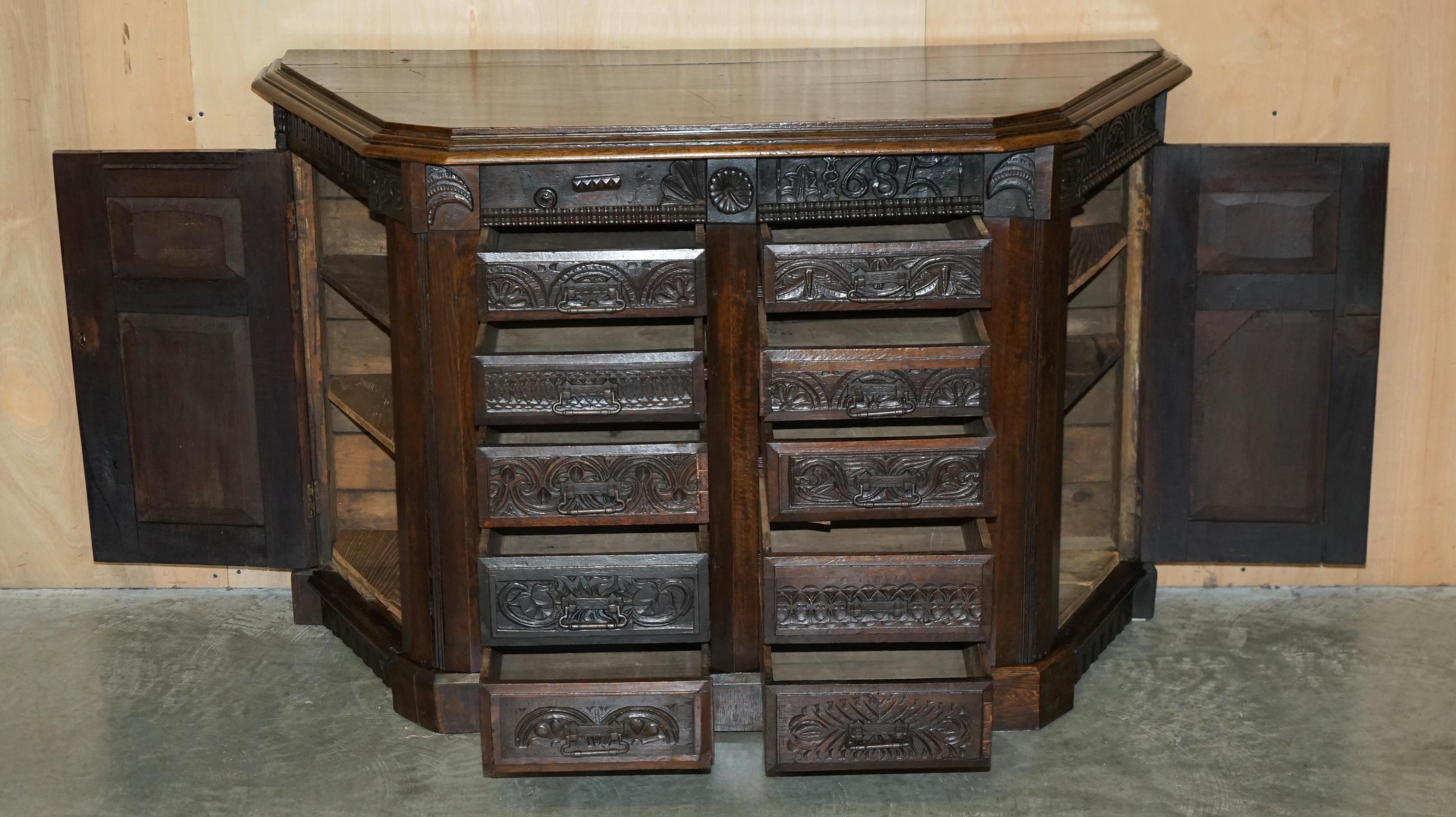 ANTICO 1685 DATATO Cassettone intagliato a mano con cassettiera laterale con armadietti laterali in vendita 8