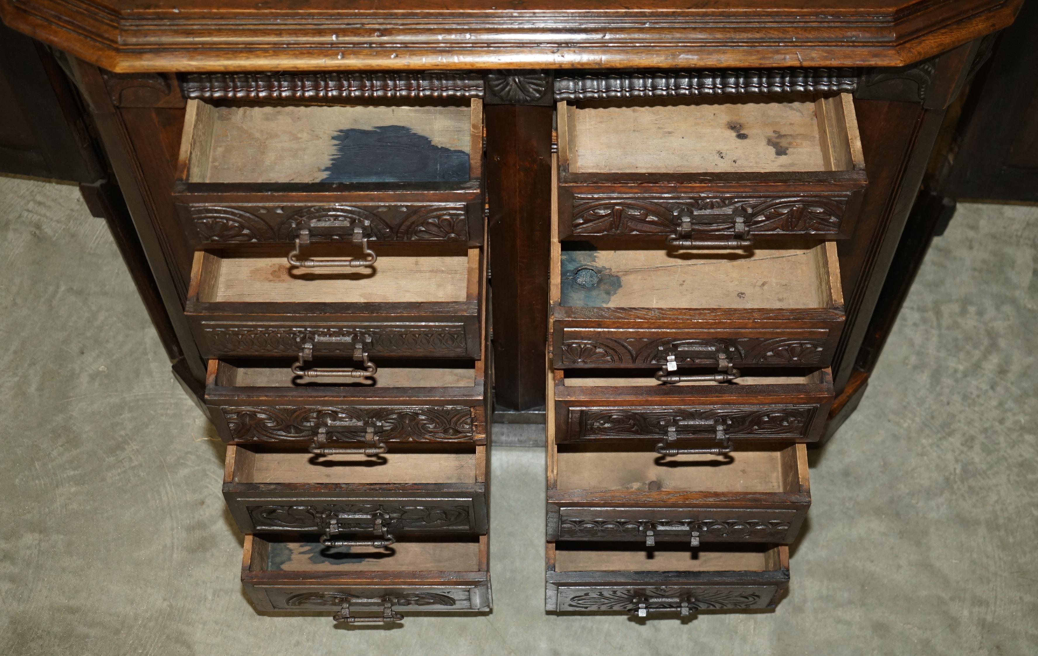 ANTICO 1685 DATATO Cassettone intagliato a mano con cassettiera laterale con armadietti laterali in vendita 9