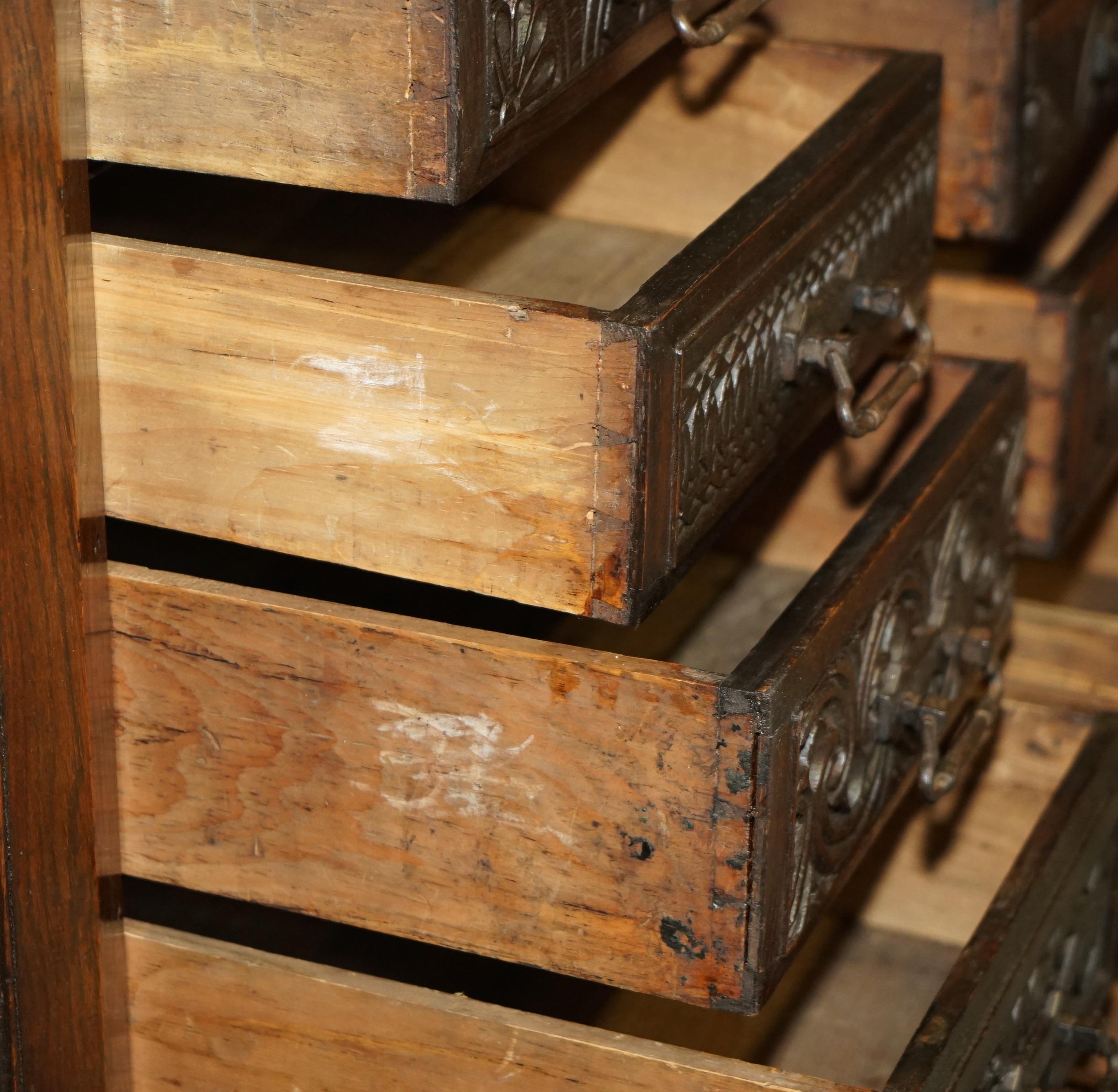 ANTICO 1685 DATATO Cassettone intagliato a mano con cassettiera laterale con armadietti laterali in vendita 11