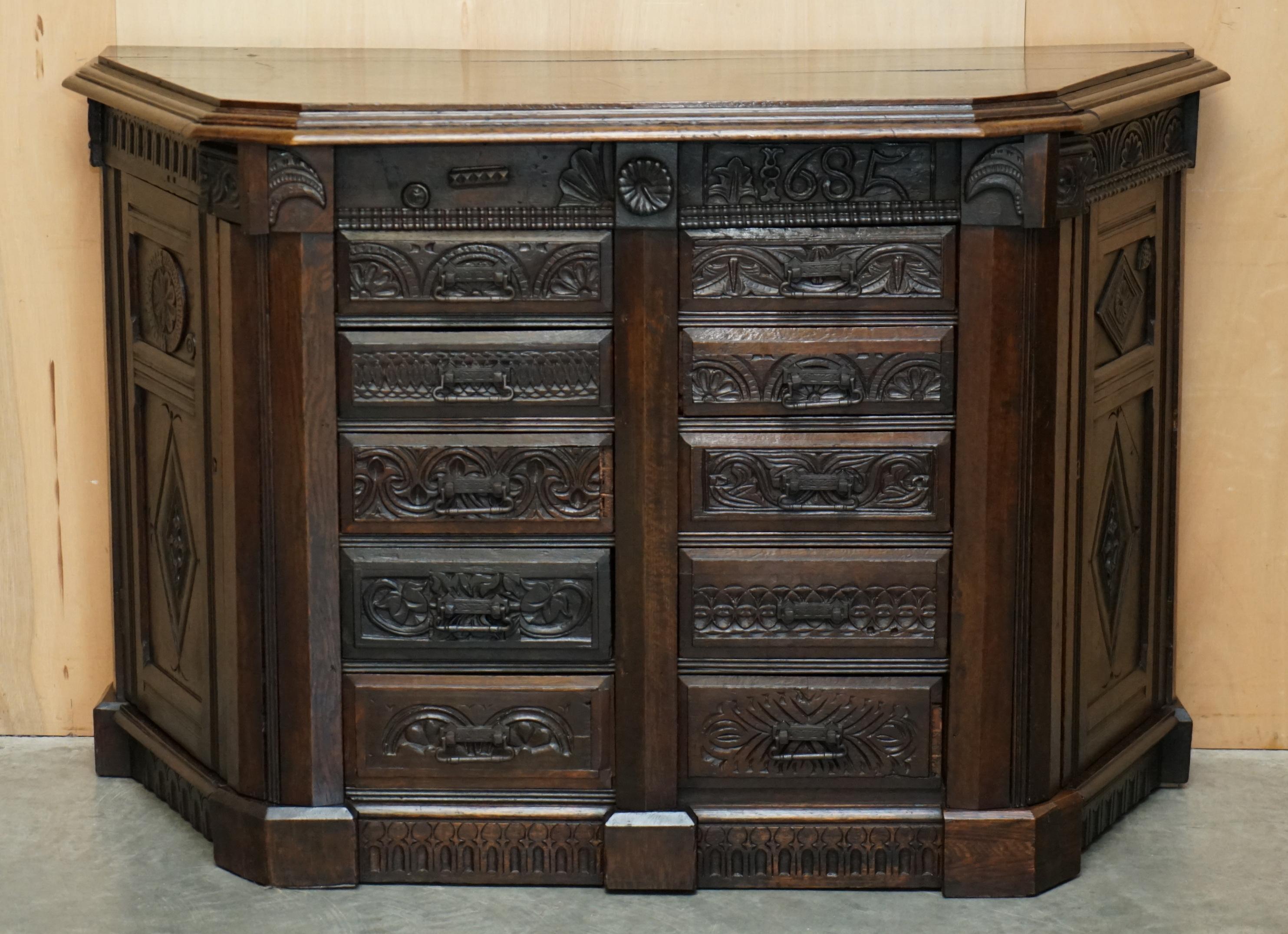 Casa Reale Antiquariato

The Royal House Antiques è lieta di offrire in vendita questo squisito cassettone del 1685 circa, datato Giacomo II e intagliato a mano con credenze laterali. 

Tieni presente che le spese di spedizione indicate sono solo