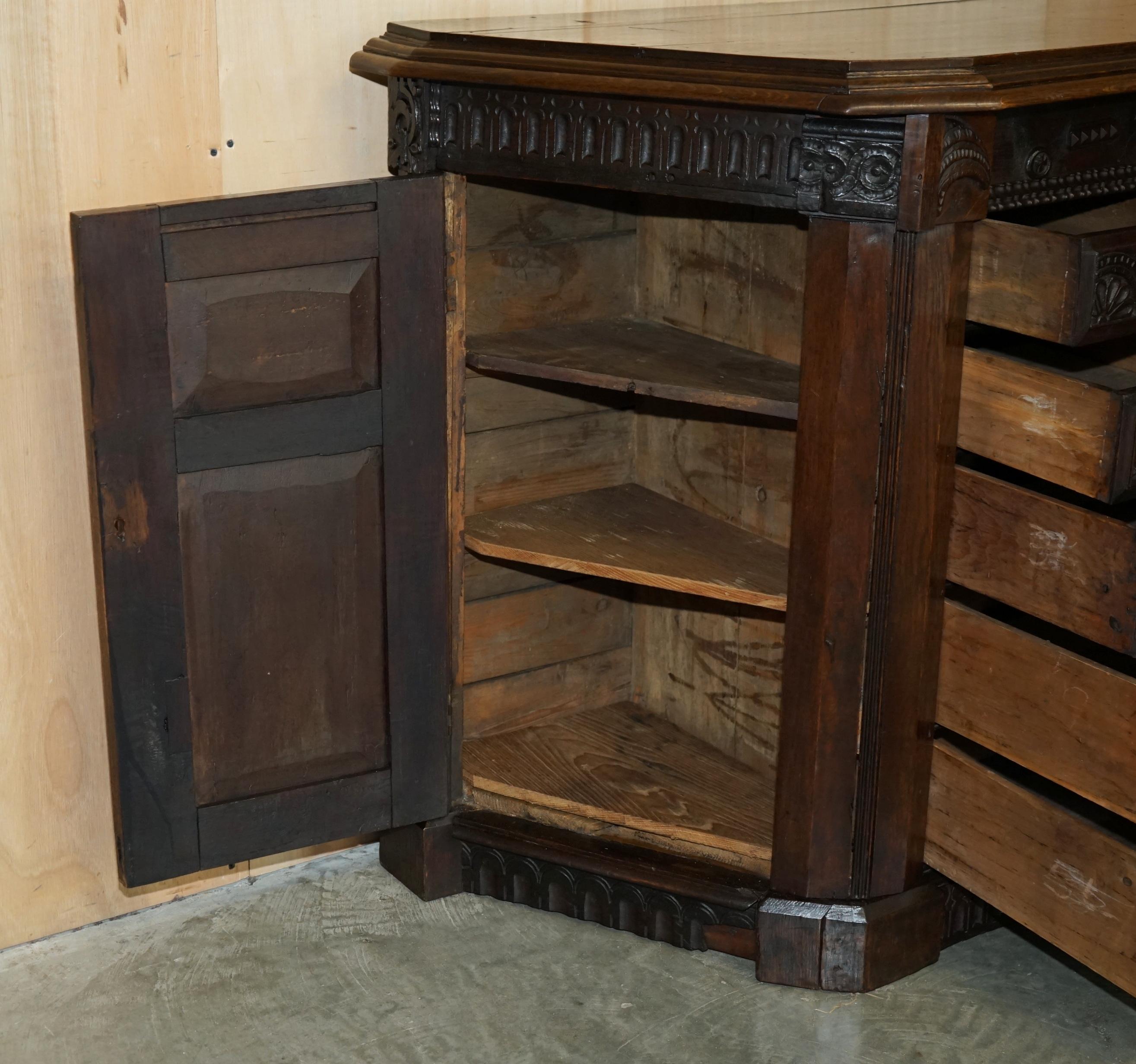 ANTICO 1685 DATATO Cassettone intagliato a mano con cassettiera laterale con armadietti laterali in vendita 12