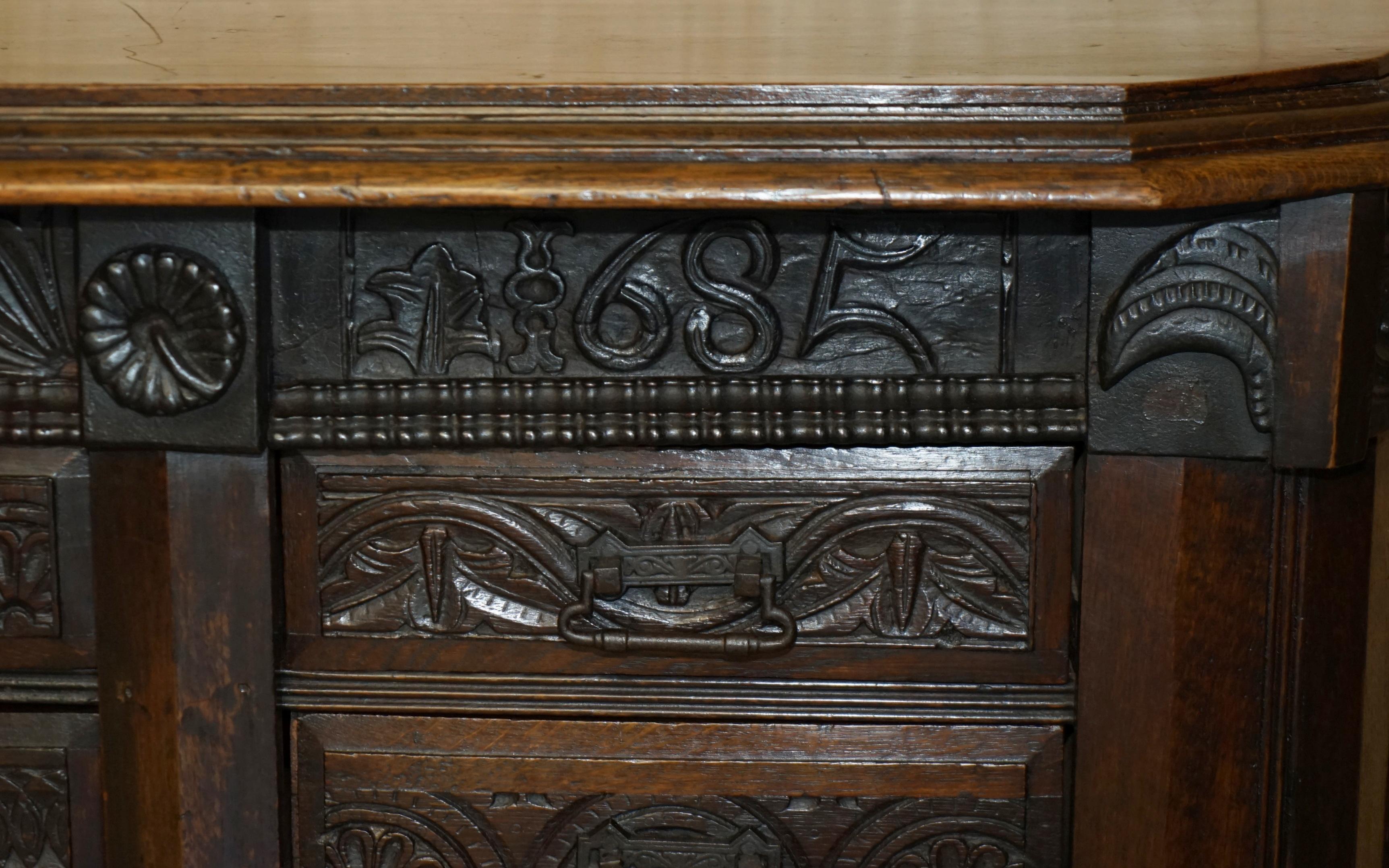 Giacomo II ANTICO 1685 DATATO Cassettone intagliato a mano con cassettiera laterale con armadietti laterali in vendita
