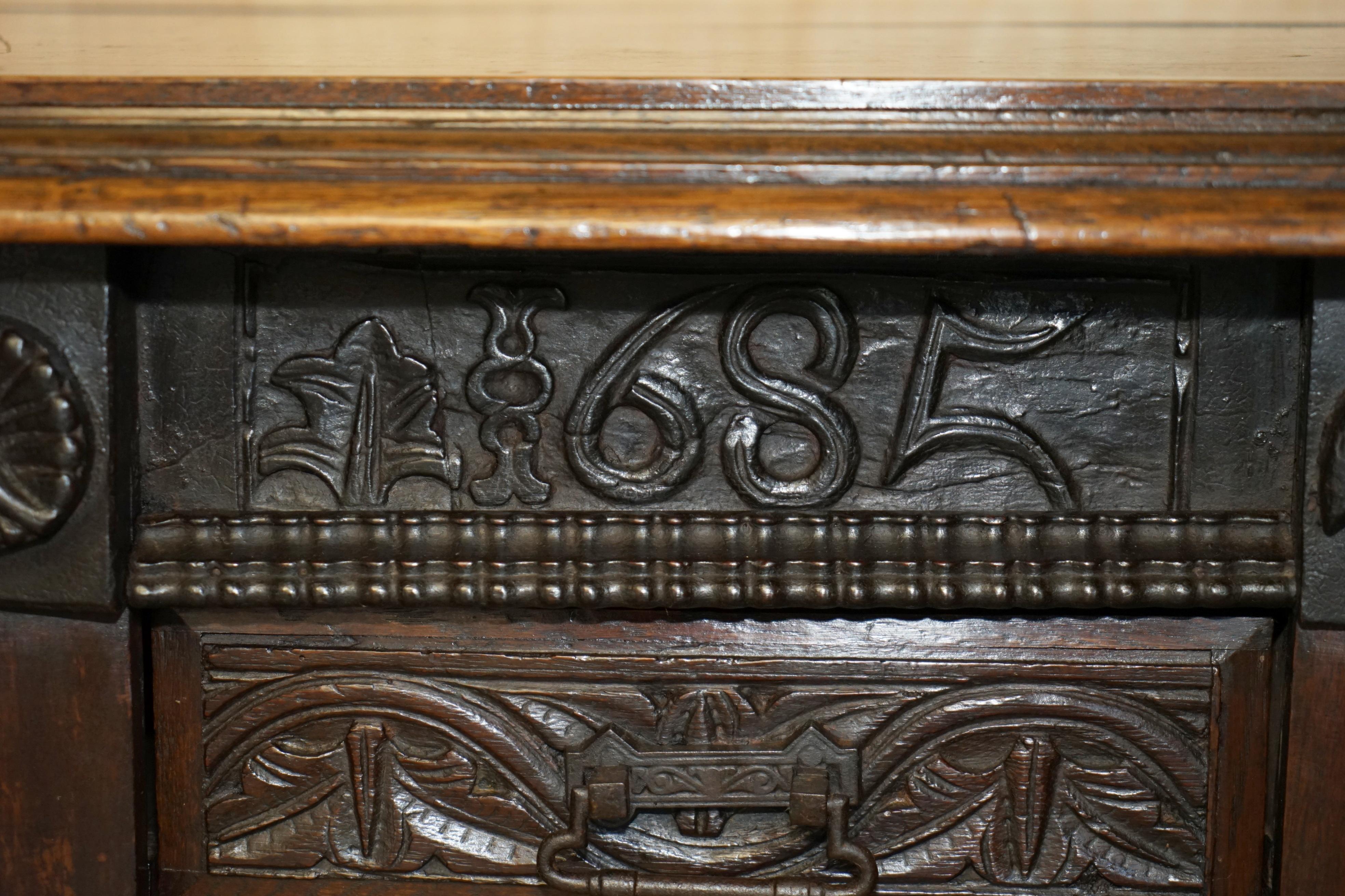 Inglese ANTICO 1685 DATATO Cassettone intagliato a mano con cassettiera laterale con armadietti laterali in vendita