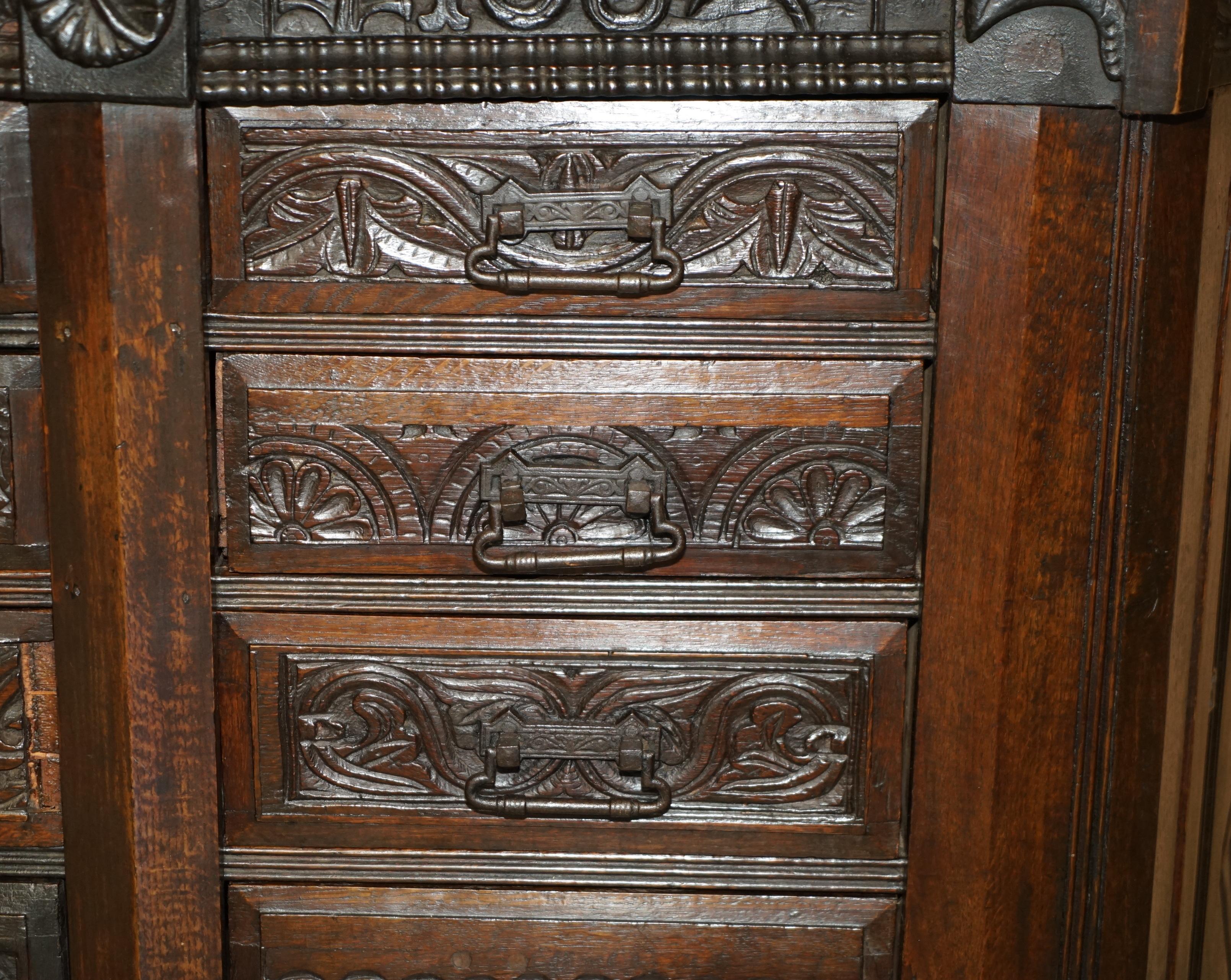 Fatto a mano ANTICO 1685 DATATO Cassettone intagliato a mano con cassettiera laterale con armadietti laterali in vendita