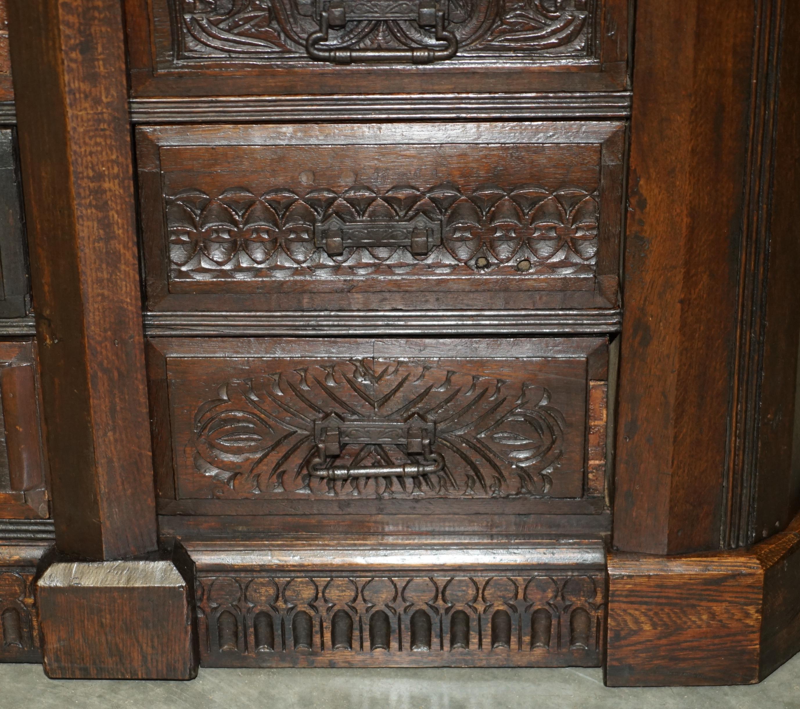 ANTICO 1685 DATATO Cassettone intagliato a mano con cassettiera laterale con armadietti laterali In condizioni deteriorate in vendita a West Sussex, Pulborough