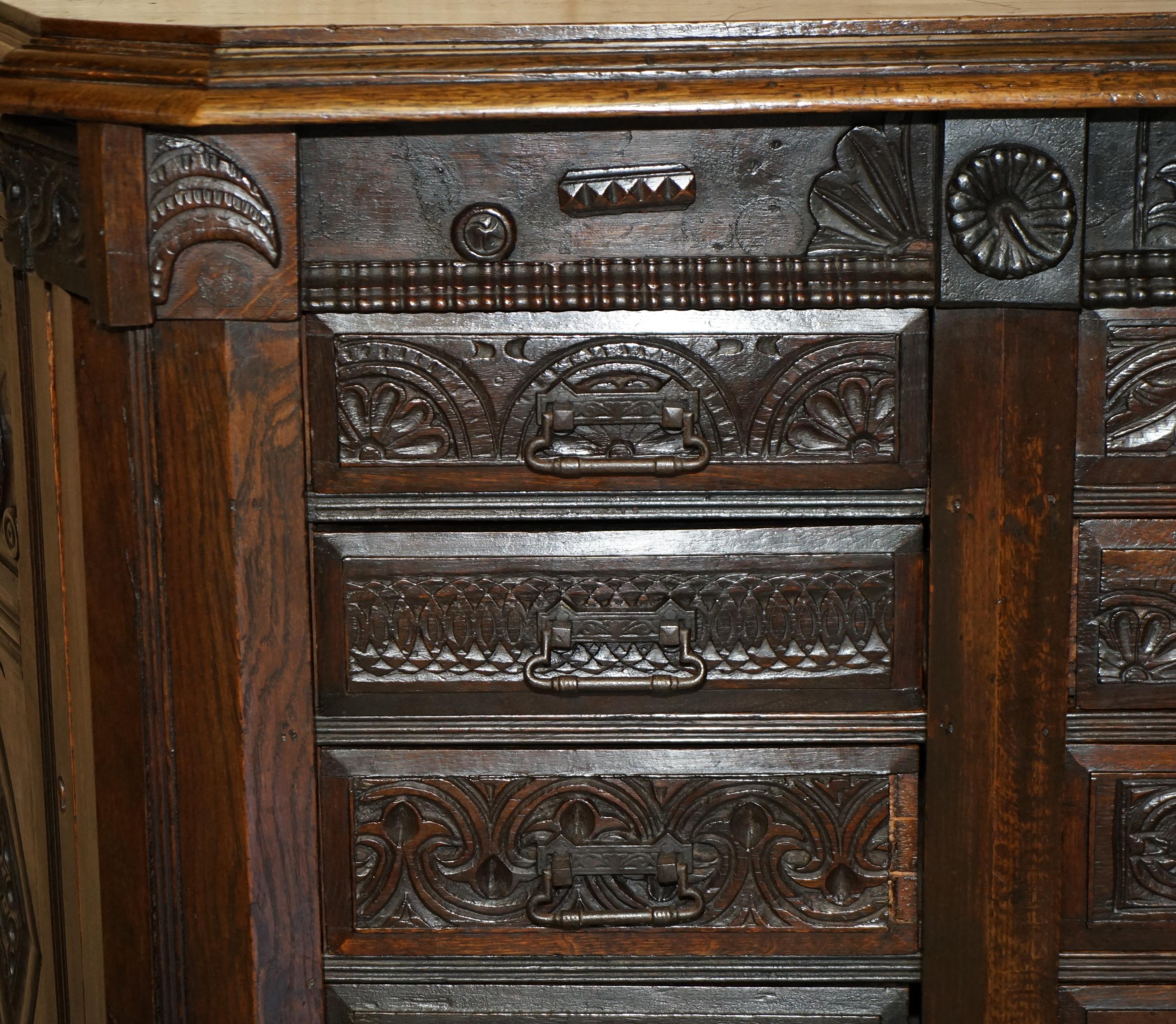 Fine XVII secolo ANTICO 1685 DATATO Cassettone intagliato a mano con cassettiera laterale con armadietti laterali in vendita