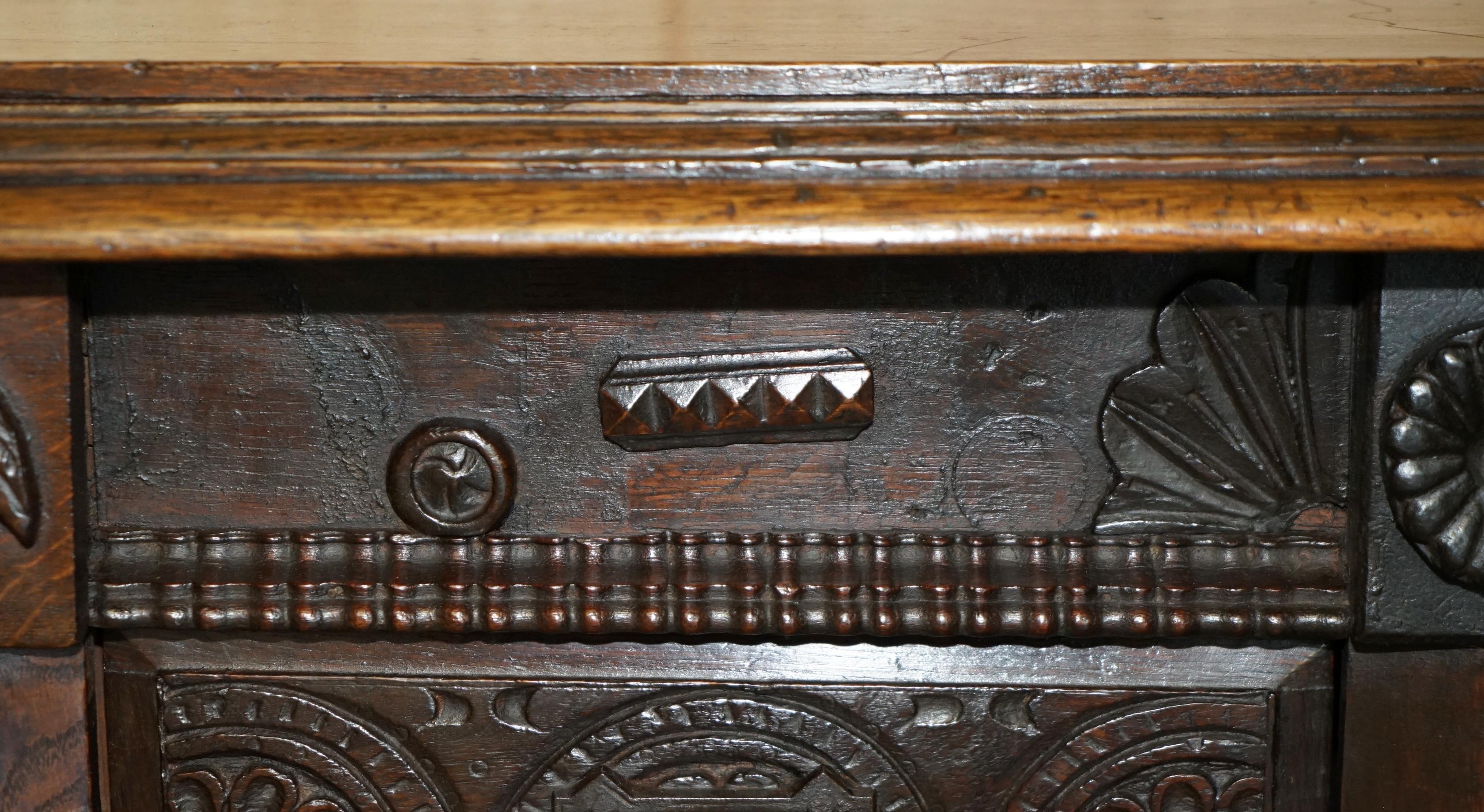 Quercia ANTICO 1685 DATATO Cassettone intagliato a mano con cassettiera laterale con armadietti laterali in vendita