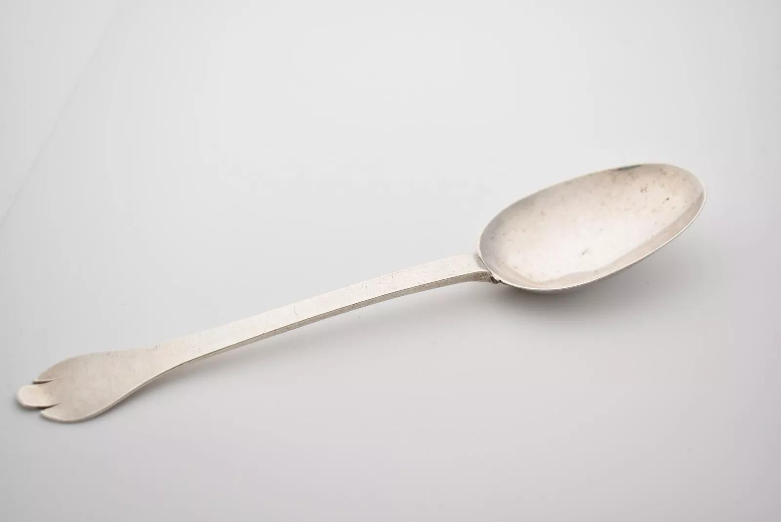 Antico cucchiaio trifido Thomas Issoa in argento massiccio di Londra del 1688 In condizioni ottime in vendita a London, GB