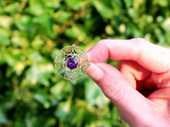 Antike antike Gelbgoldbrosche mit 1,69 Karat Amethyst und 0,22 Karat Peridot