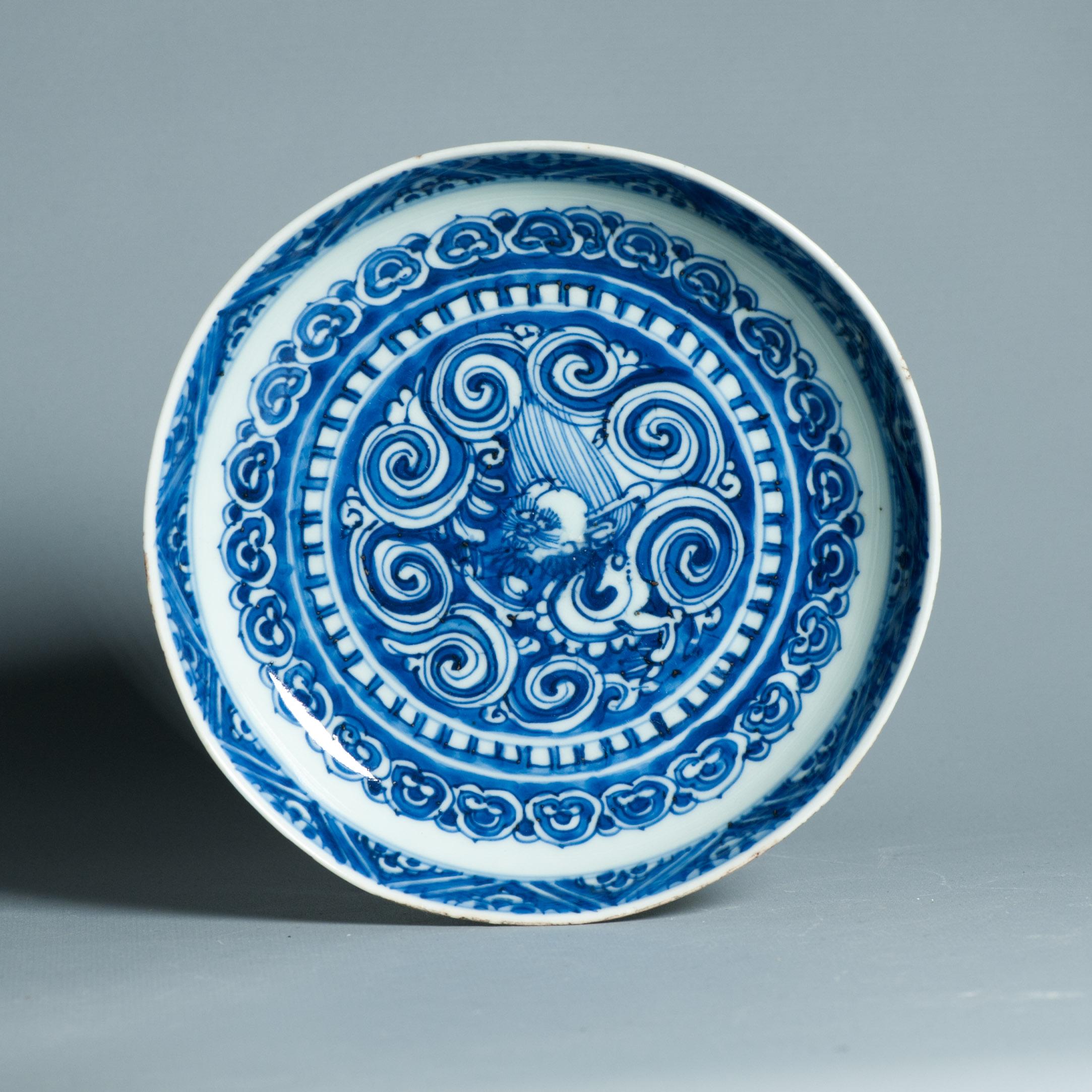 Cinese Antico piatto del 16° secolo Ming Jiajing Mark & Period Porcellana cinese Fiore Fenghuan in vendita
