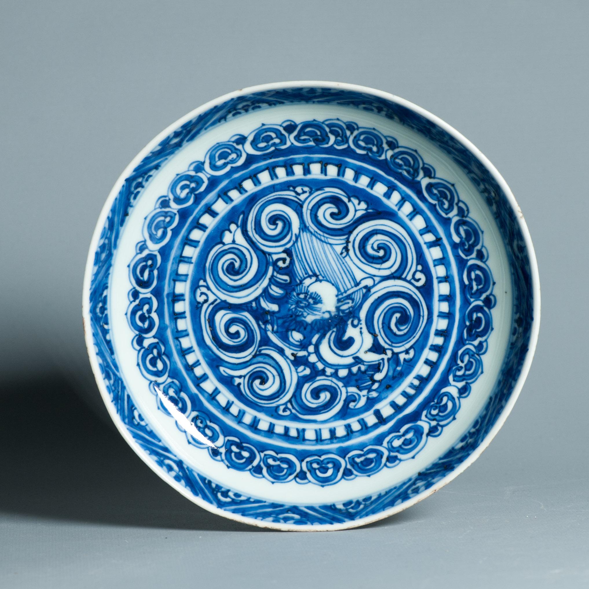Antico piatto del 16° secolo Ming Jiajing Mark & Period Porcellana cinese Fiore Fenghuan In condizioni buone in vendita a Amsterdam, Noord Holland
